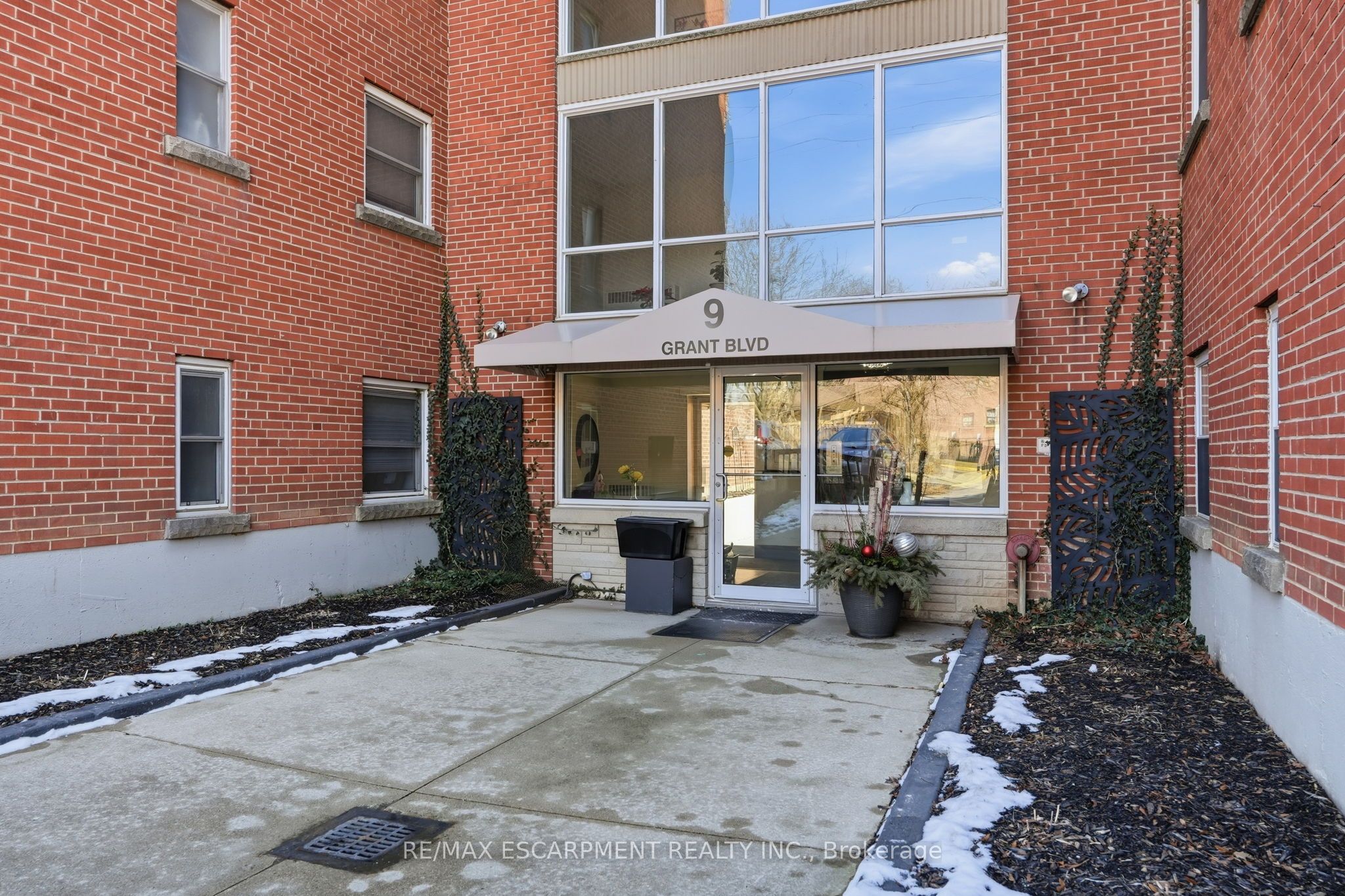 9 Grant Boulevard 106 Property Photo 4