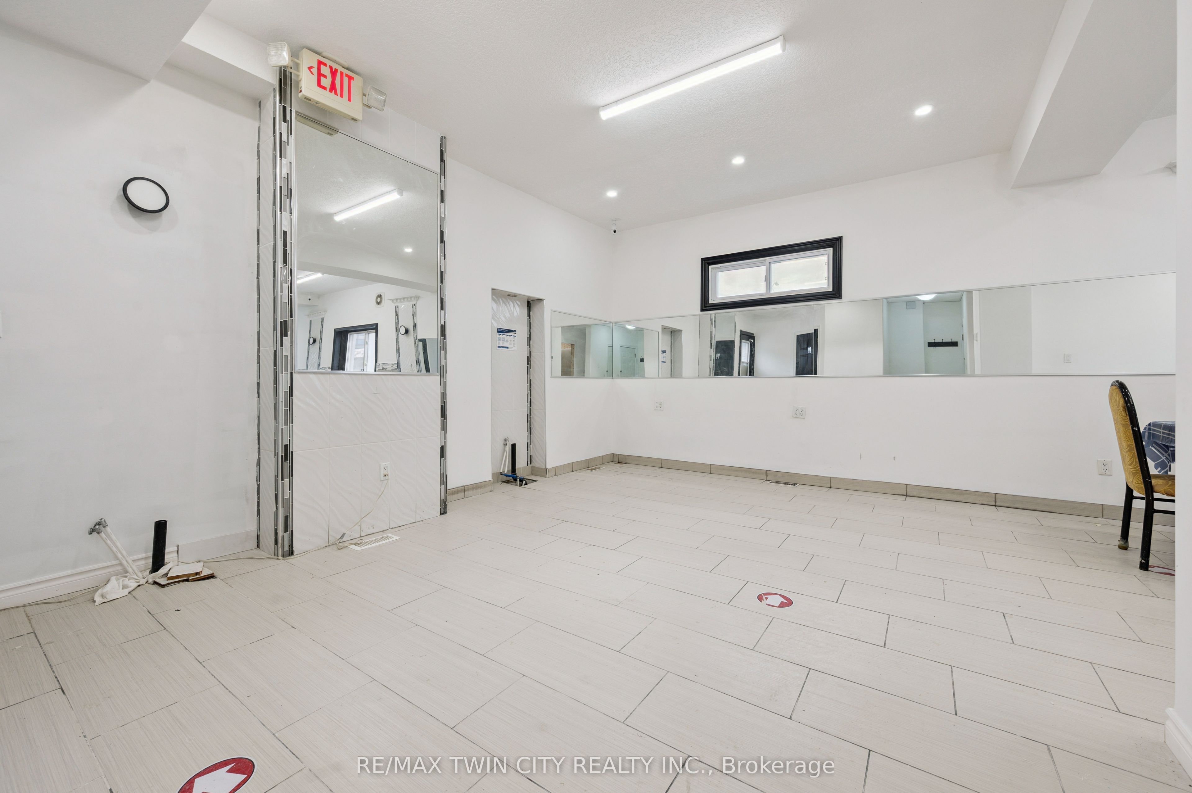496 King Street E Property Photo 8