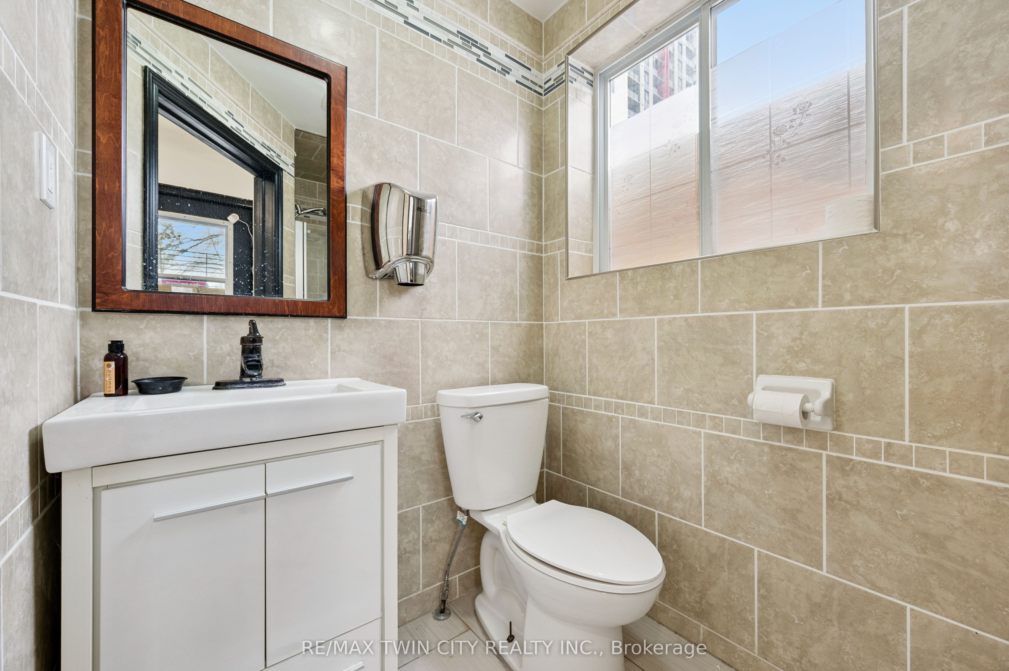 496 King Street E Property Photo 9