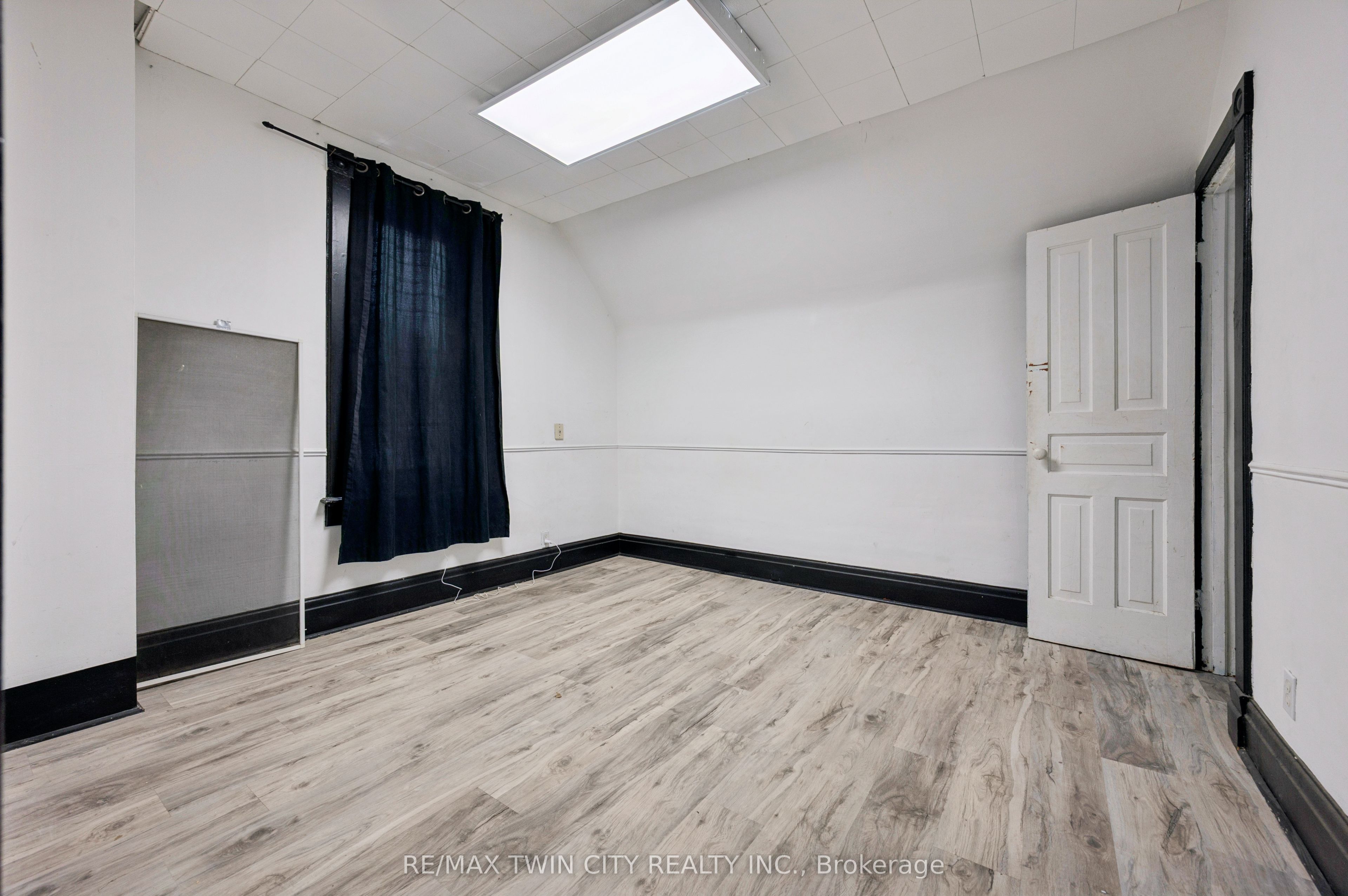 496 King Street E Property Photo 10