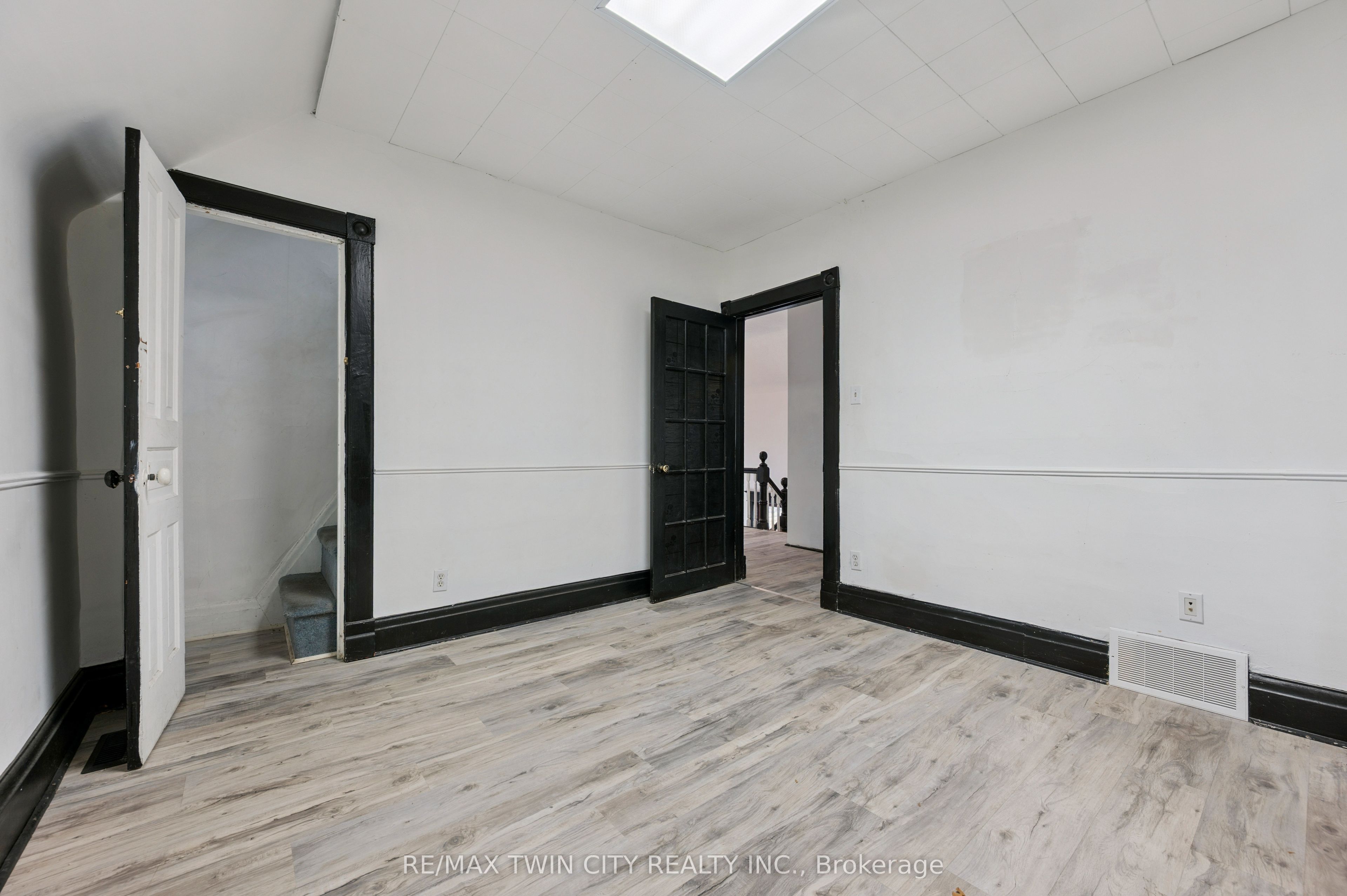 496 King Street E Property Photo 11