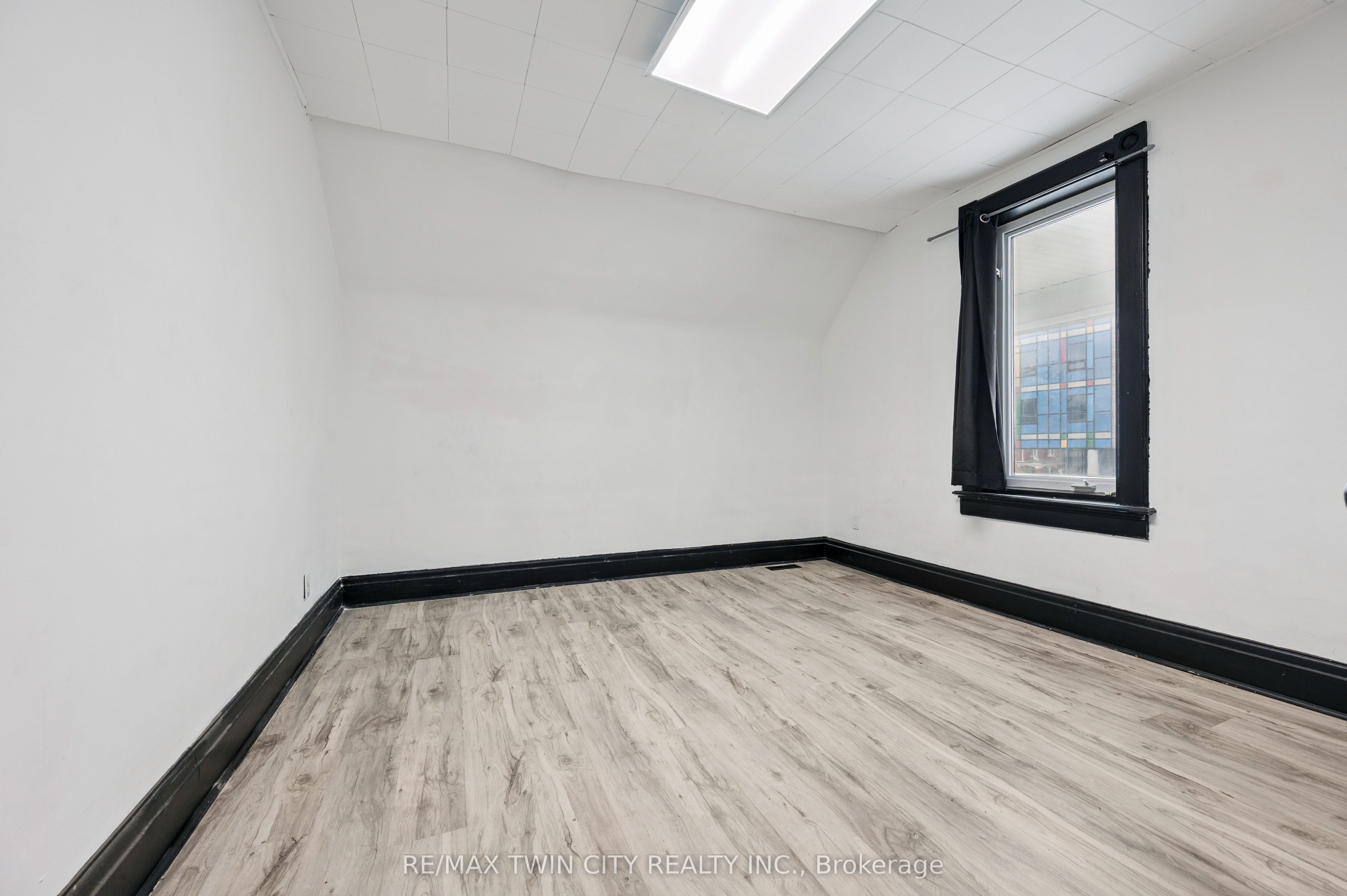 496 King Street E Property Photo 12