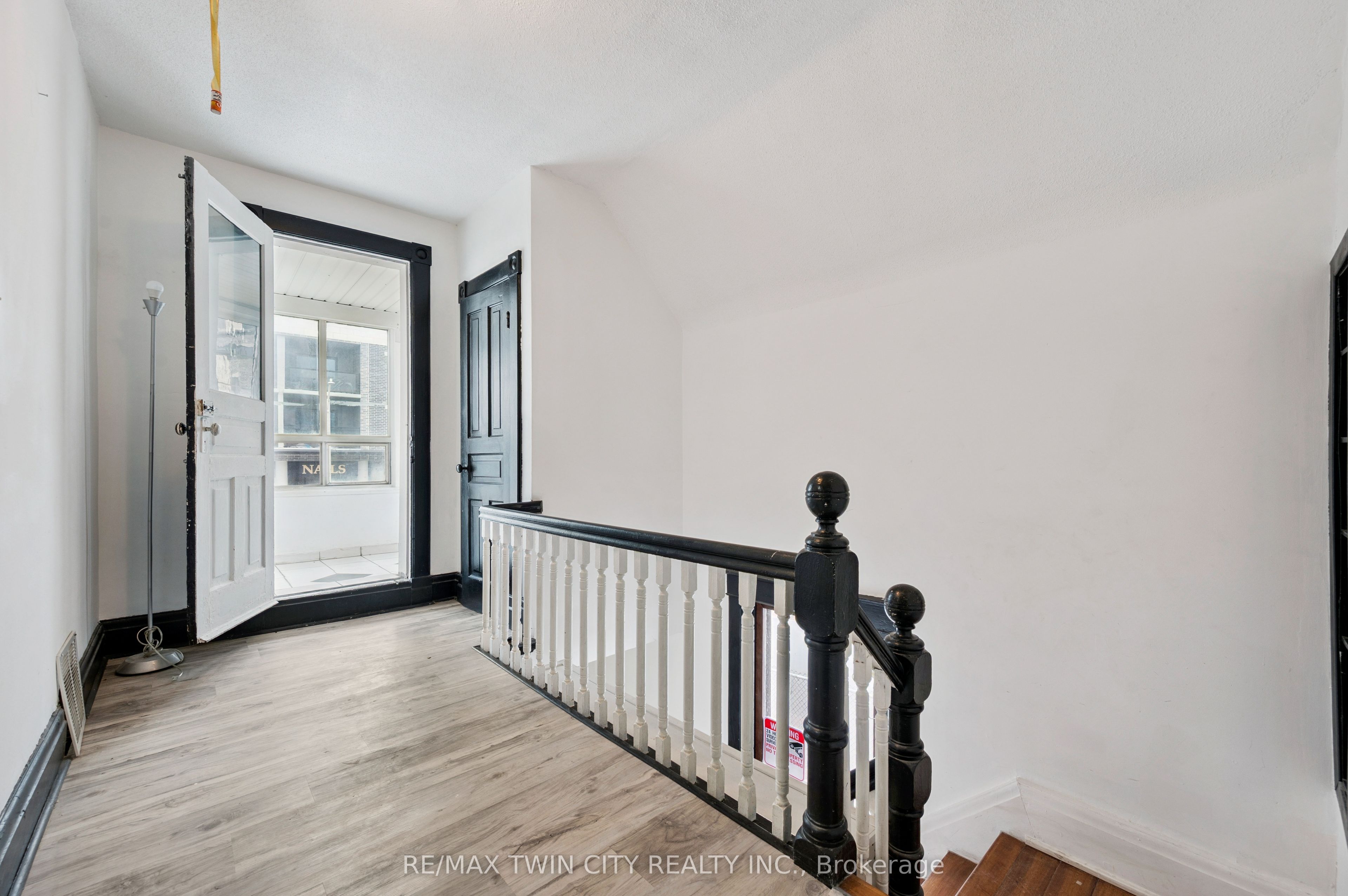 496 King Street E Property Photo 14
