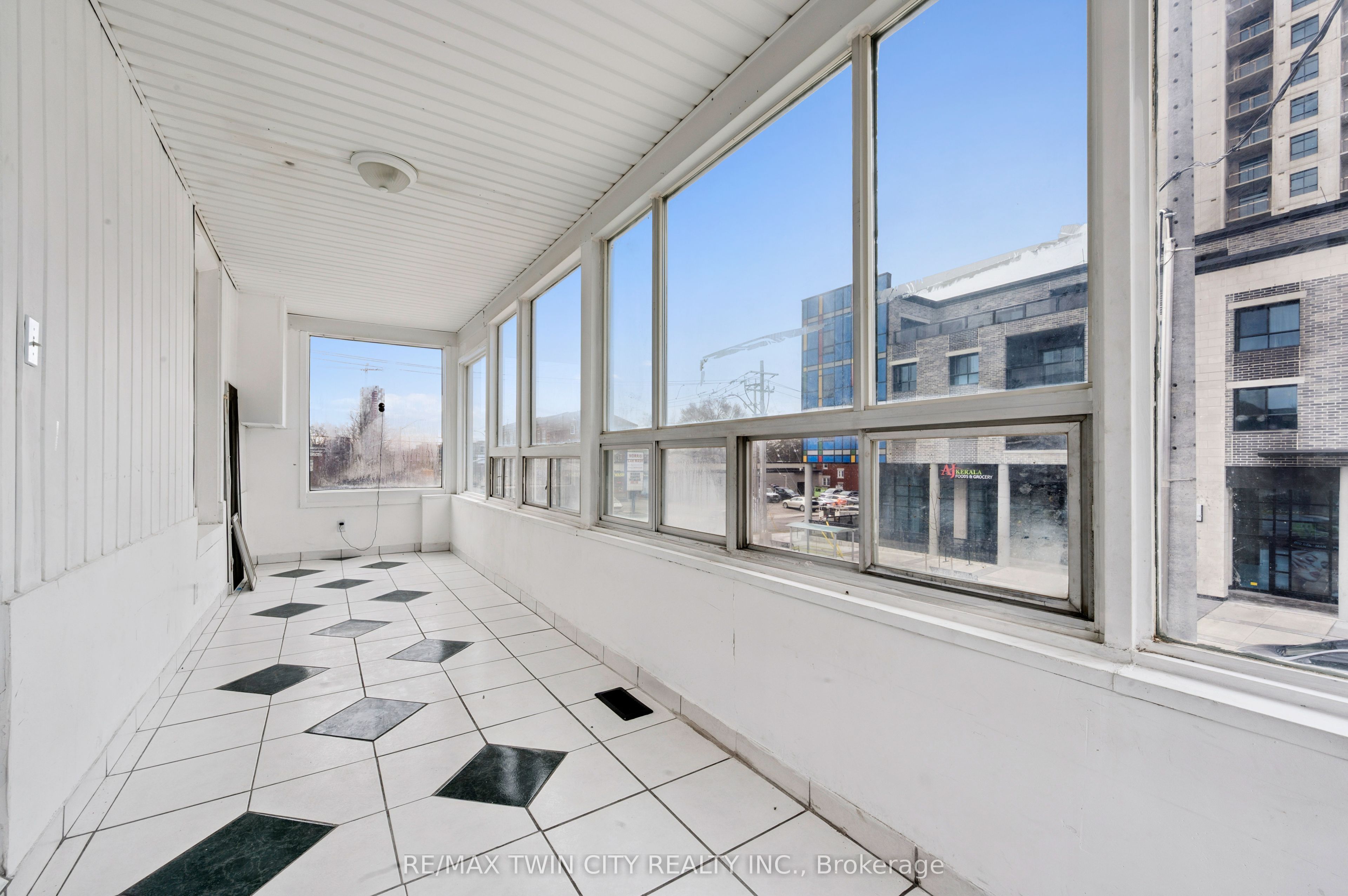 496 King Street E Property Photo 17