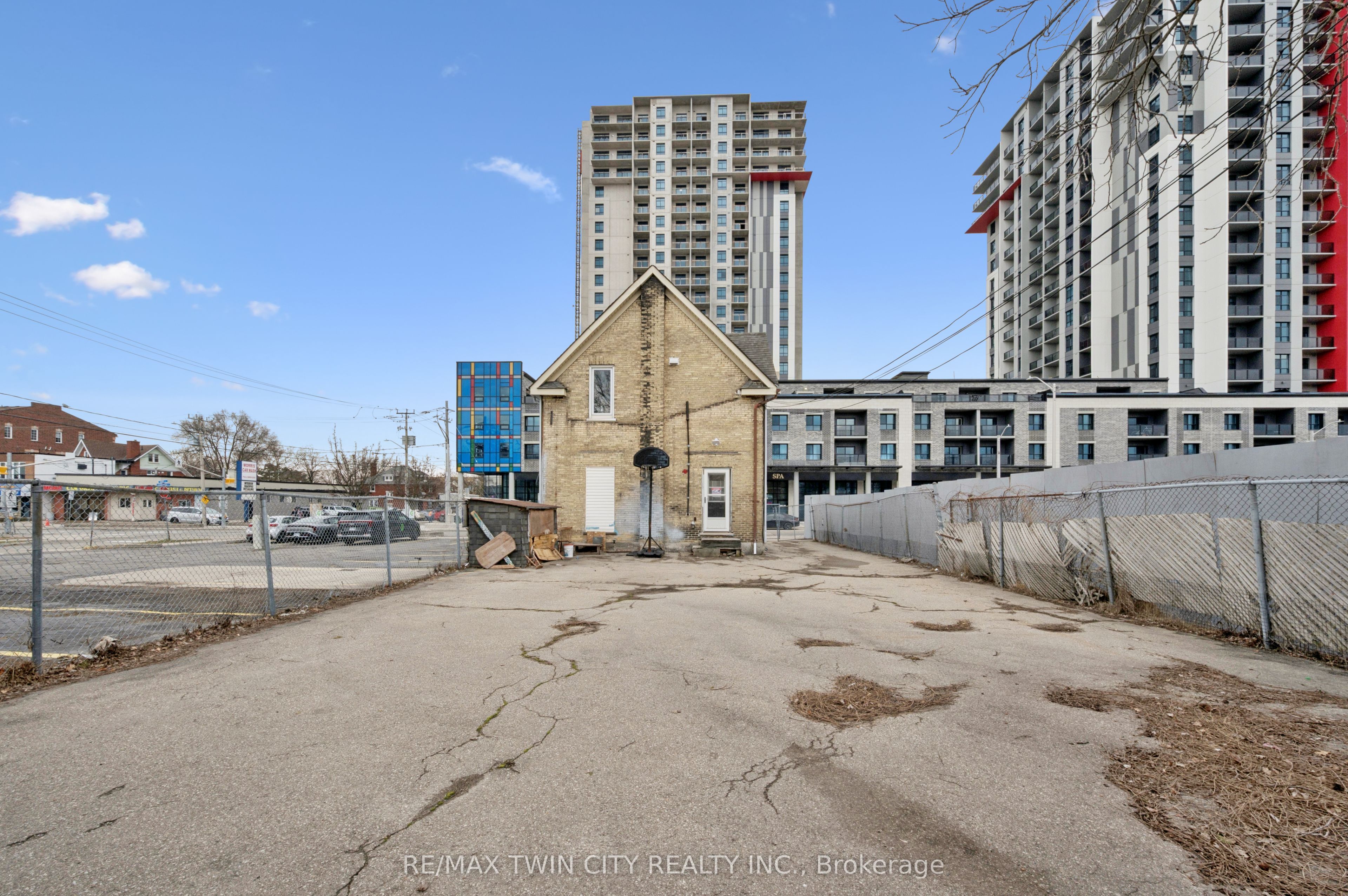 496 King Street E Property Photo 21