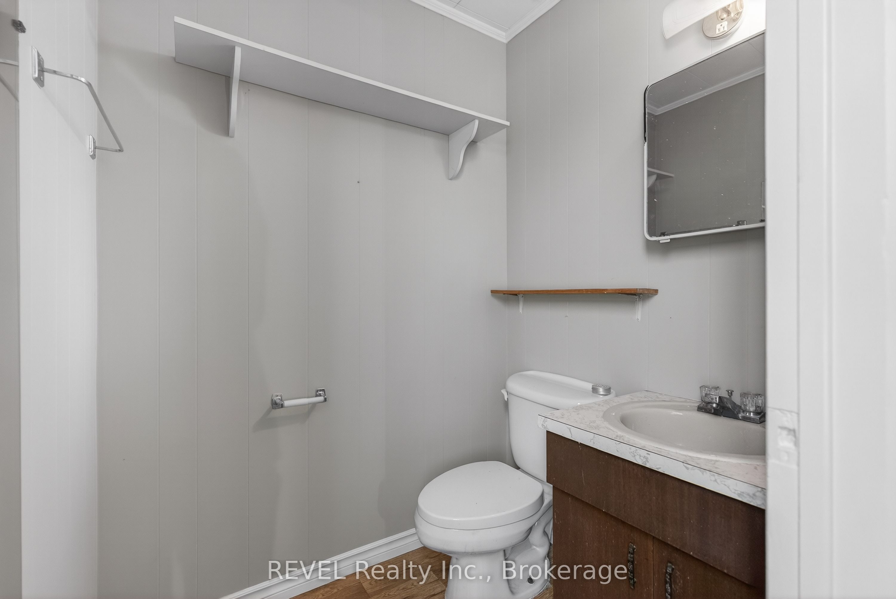 229 Main Street W Property Photo 6