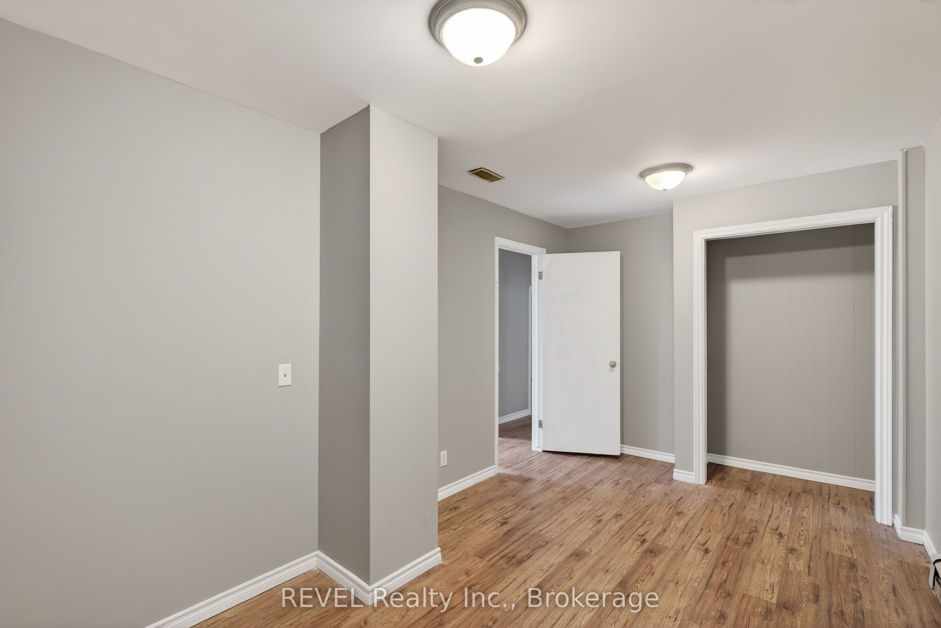 229 Main Street W Property Photo 7
