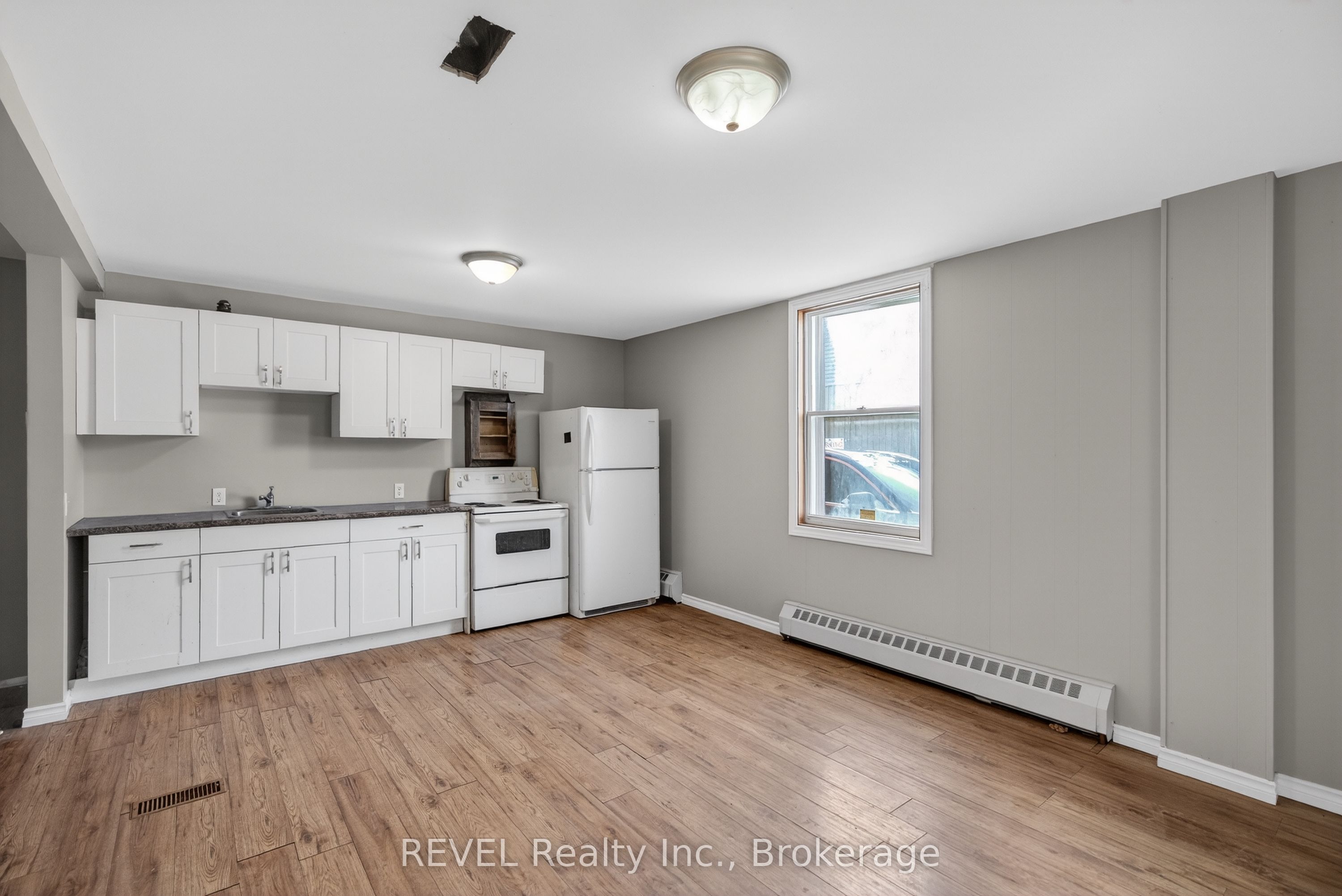 229 Main Street W Property Photo 8