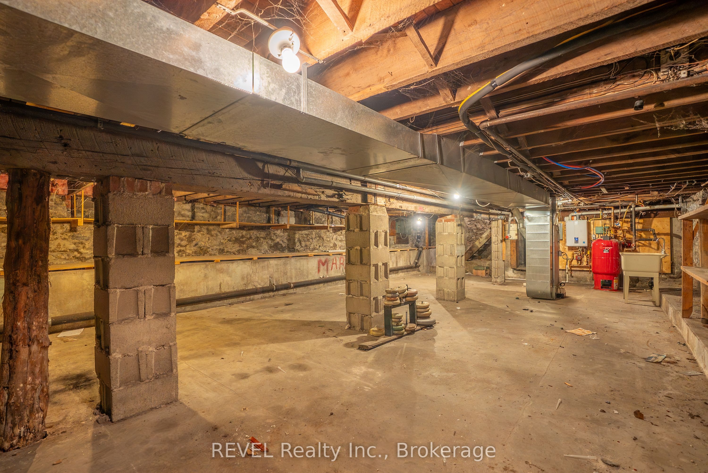 229 Main Street W Property Photo 11