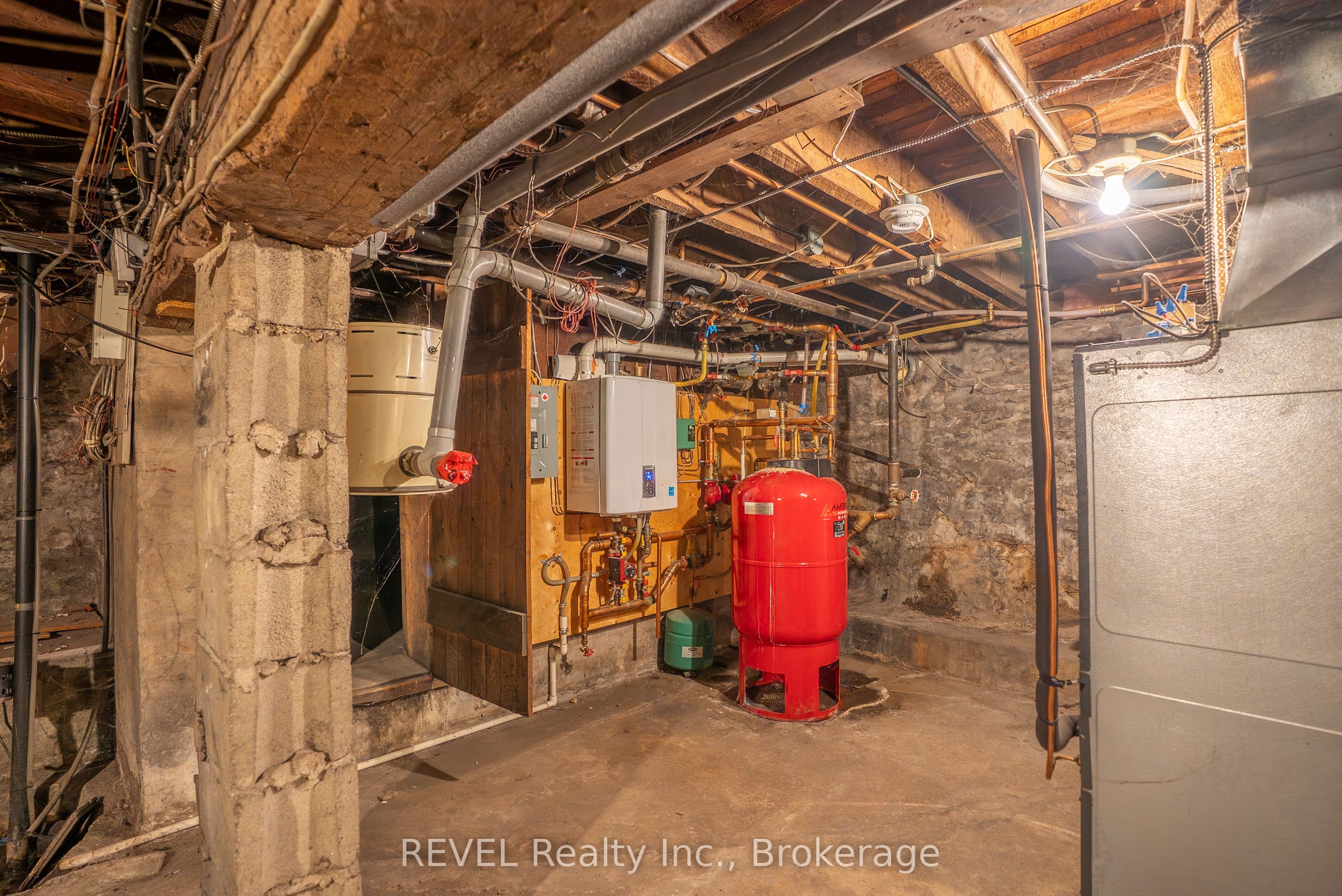 229 Main Street W Property Photo 12