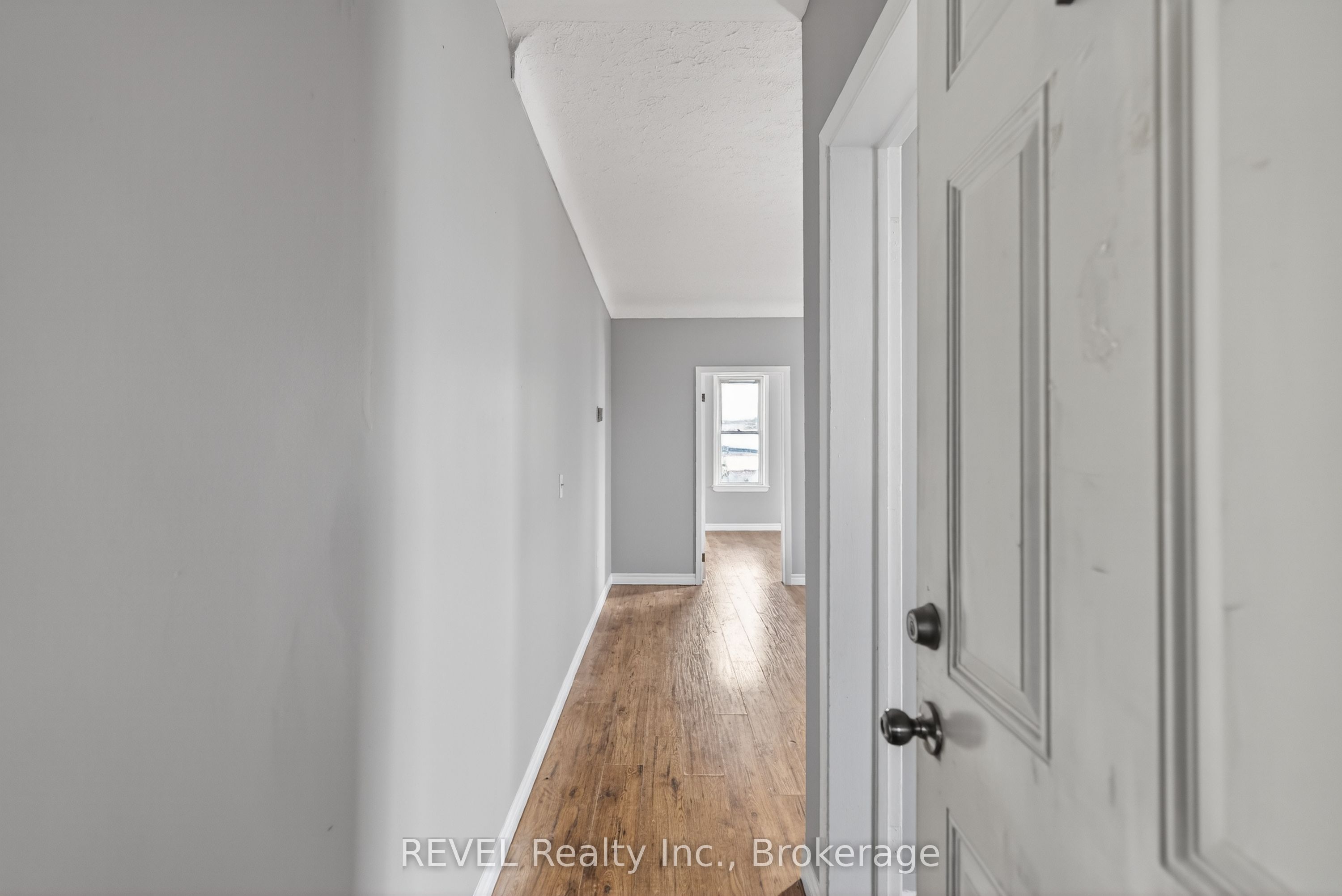 229 Main Street W Property Photo 13