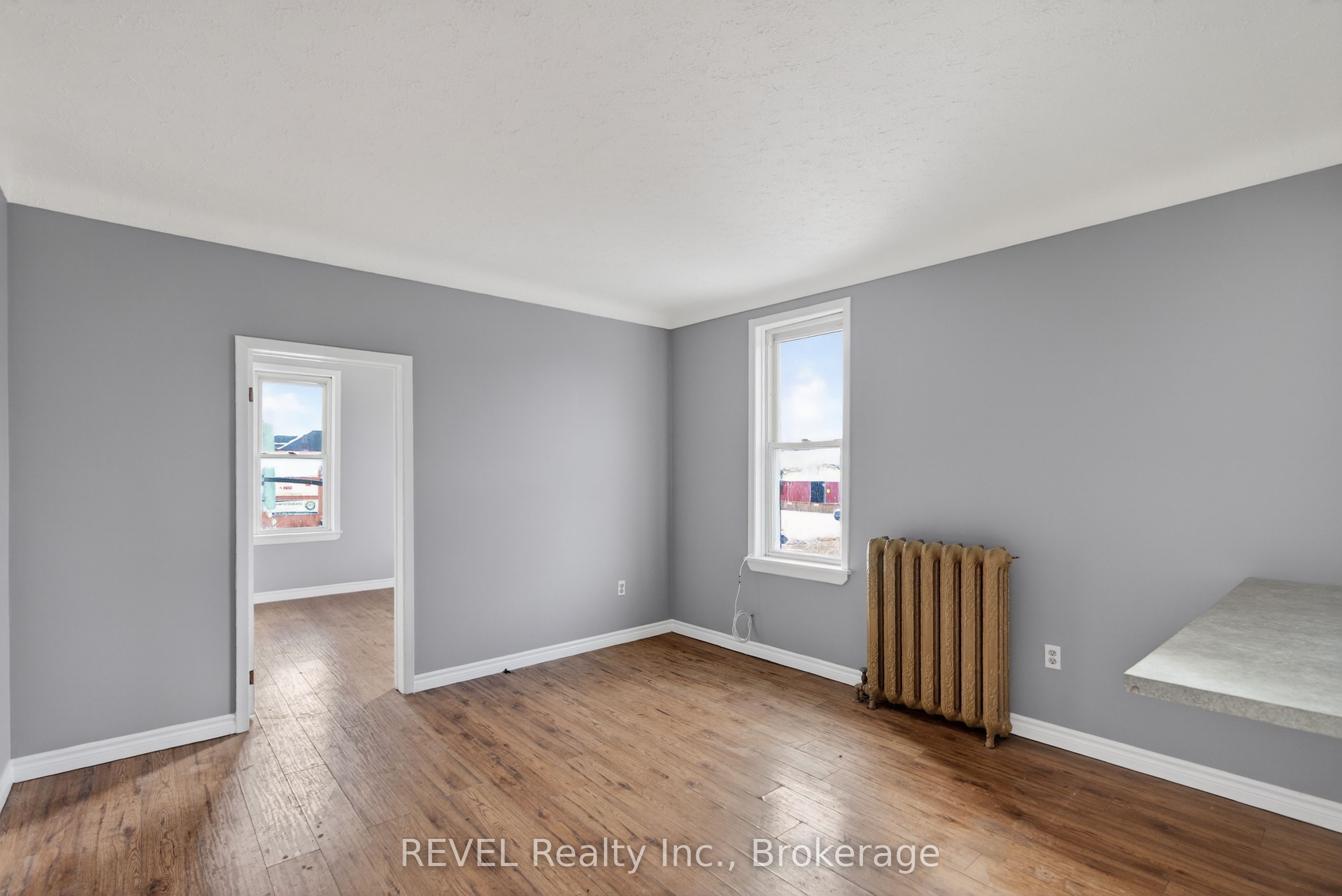 229 Main Street W Property Photo 14