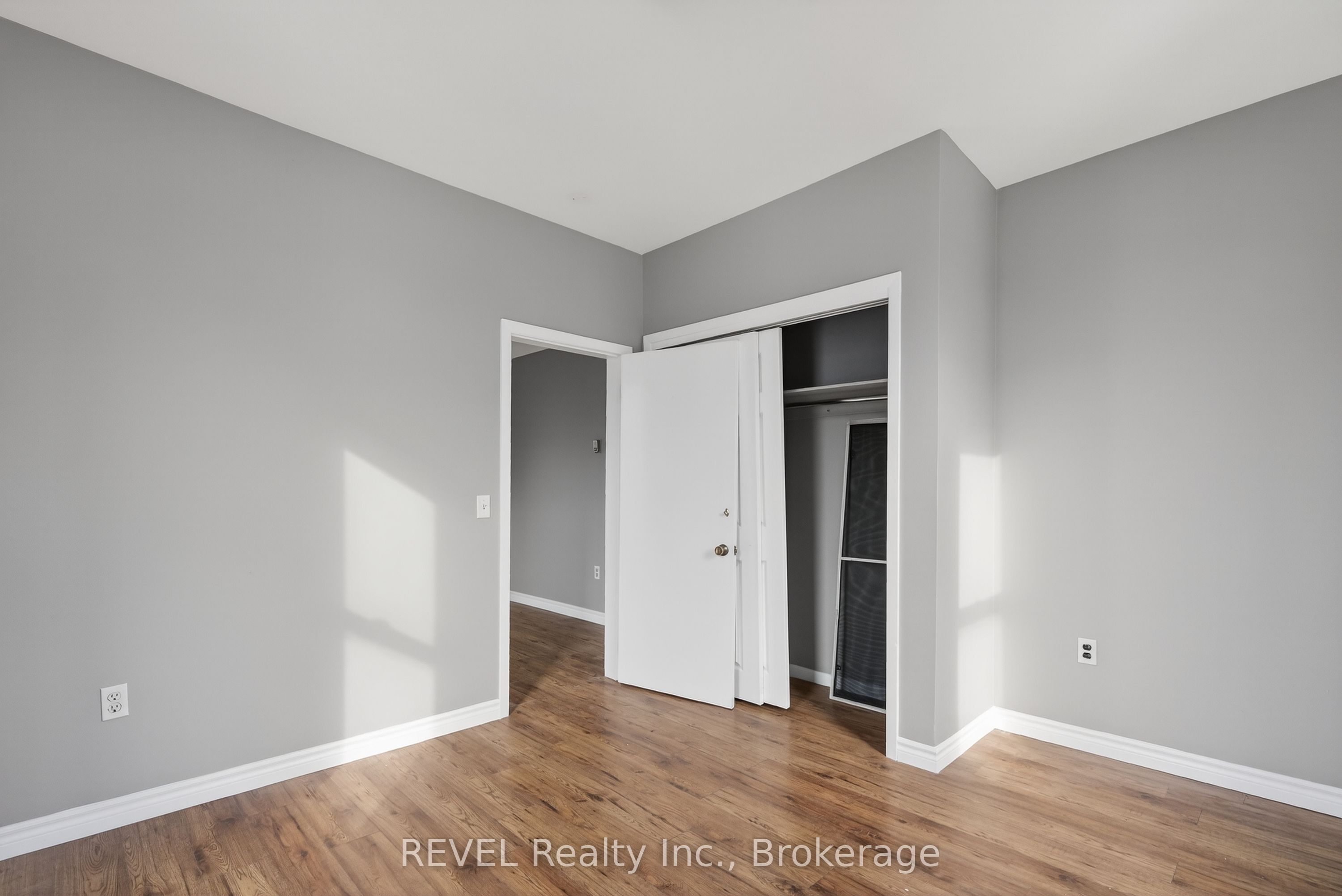 229 Main Street W Property Photo 17