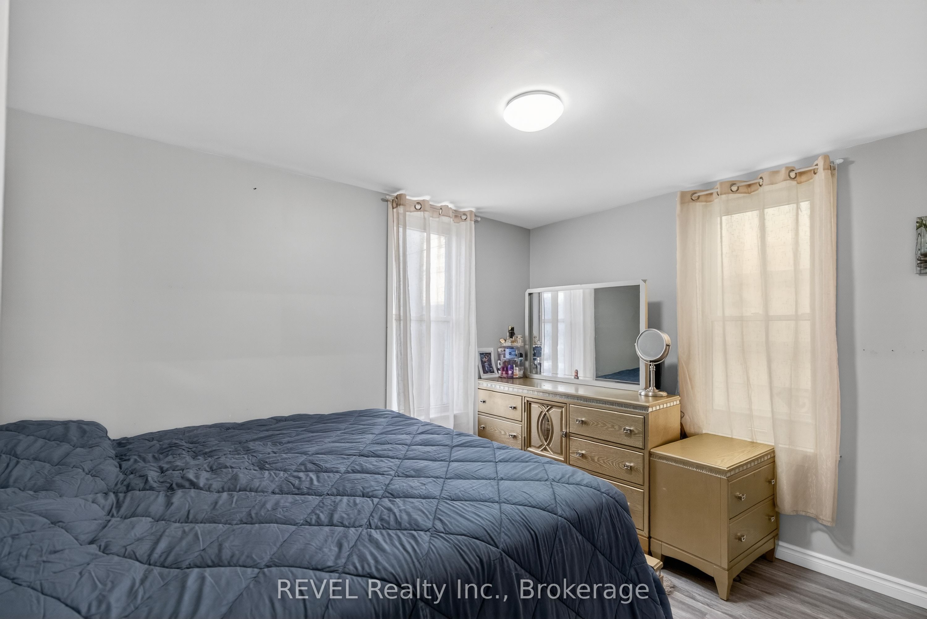 229 Main Street W Property Photo 23