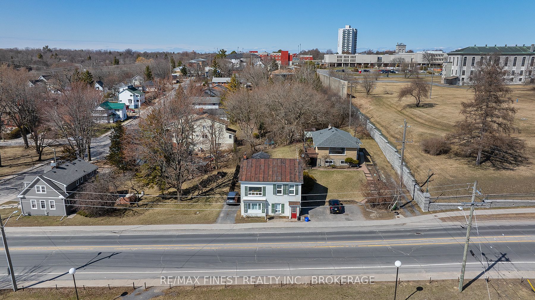589 King Street W Property Photo 4