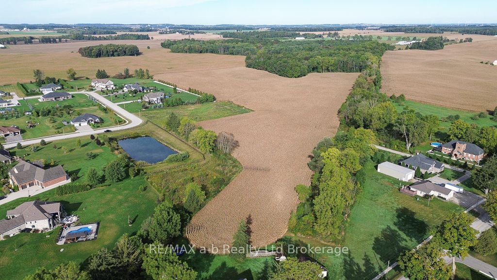 000 Deer Crescent Property Photo 6