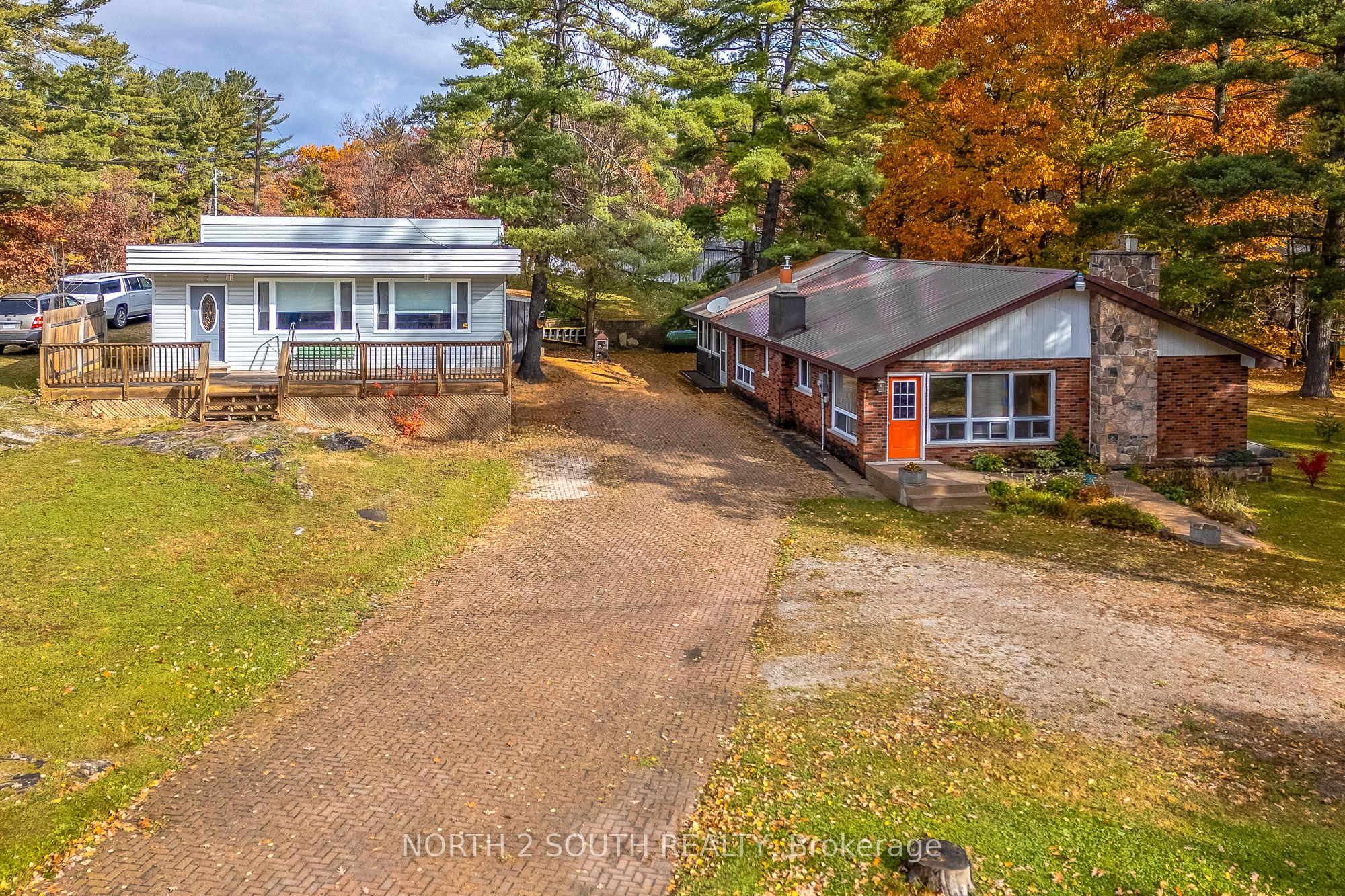 2512 Honey Harbour Road Property Photo 1