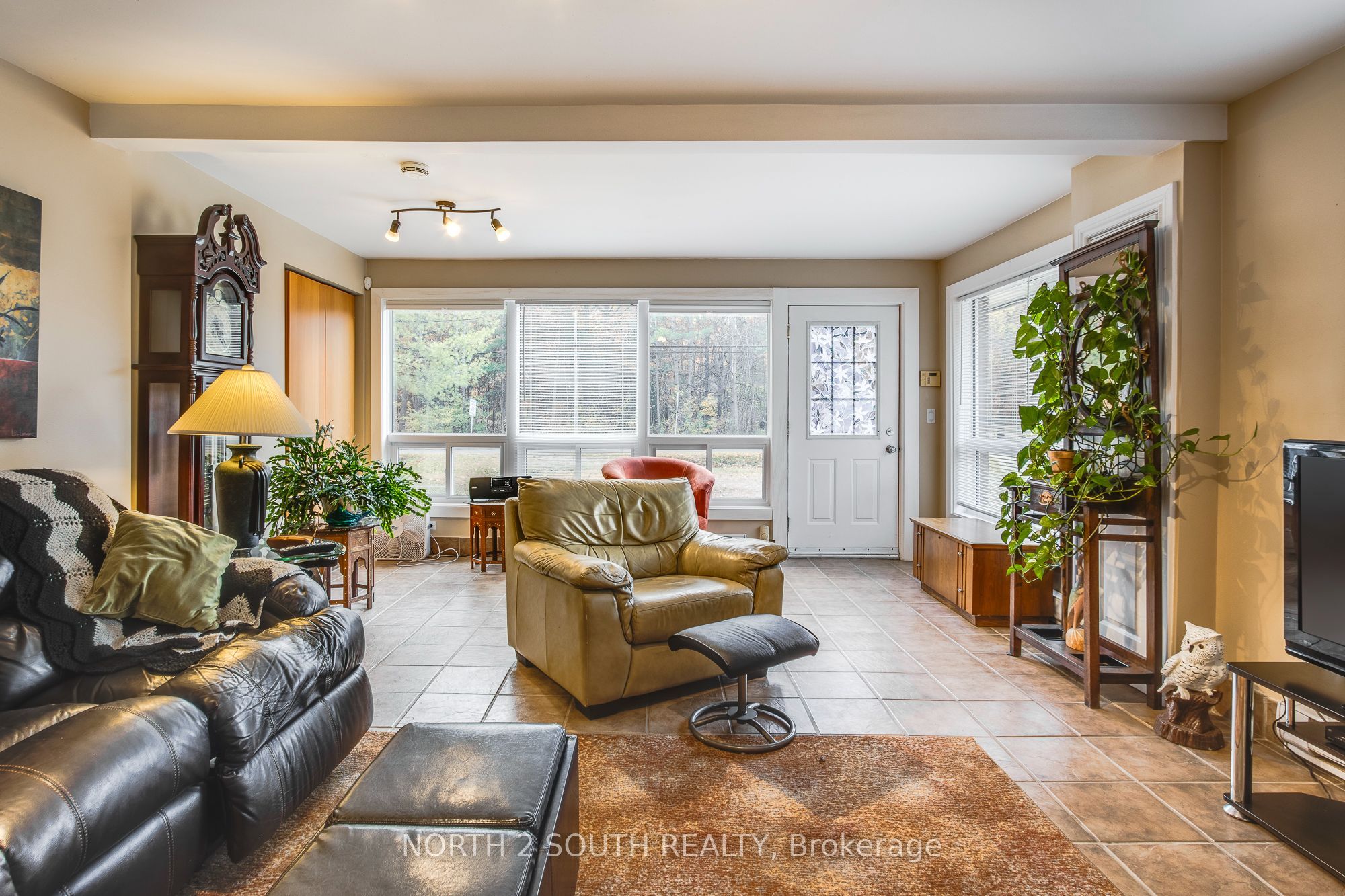 2512 Honey Harbour Road Property Photo 16