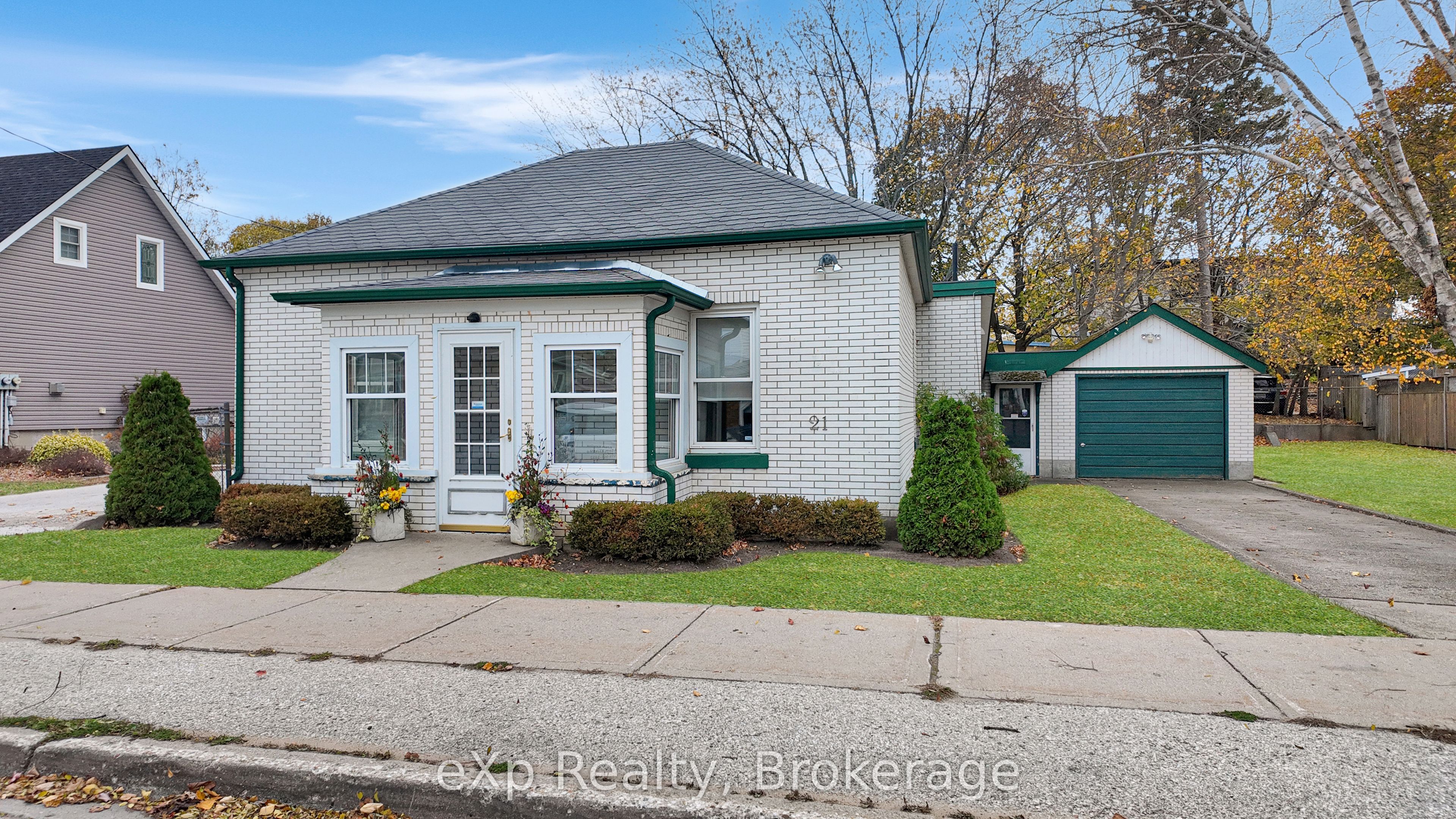 21 GROSVENOR Street N Property Photo 1