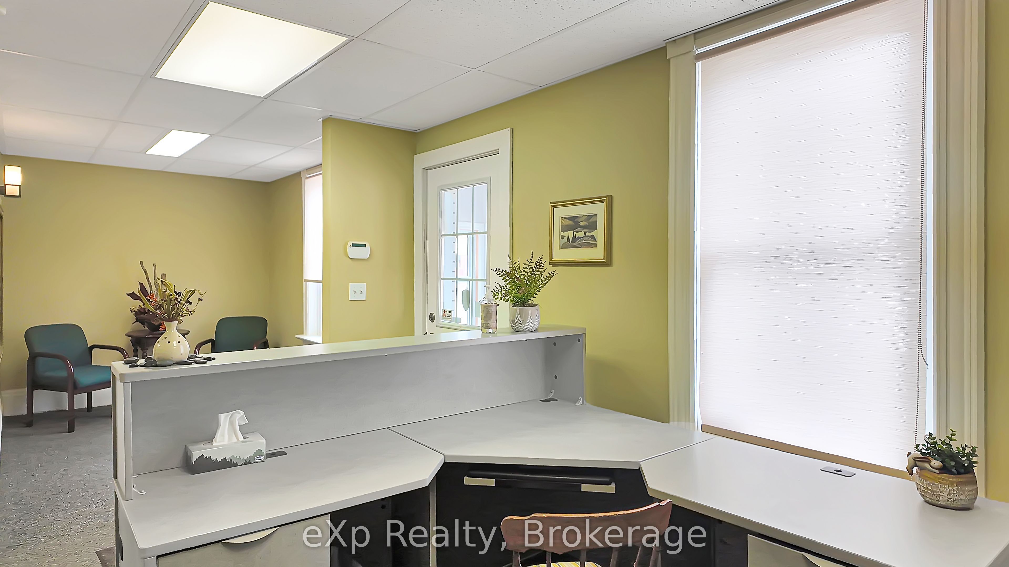21 Grosvenor Street N Property Photo 5