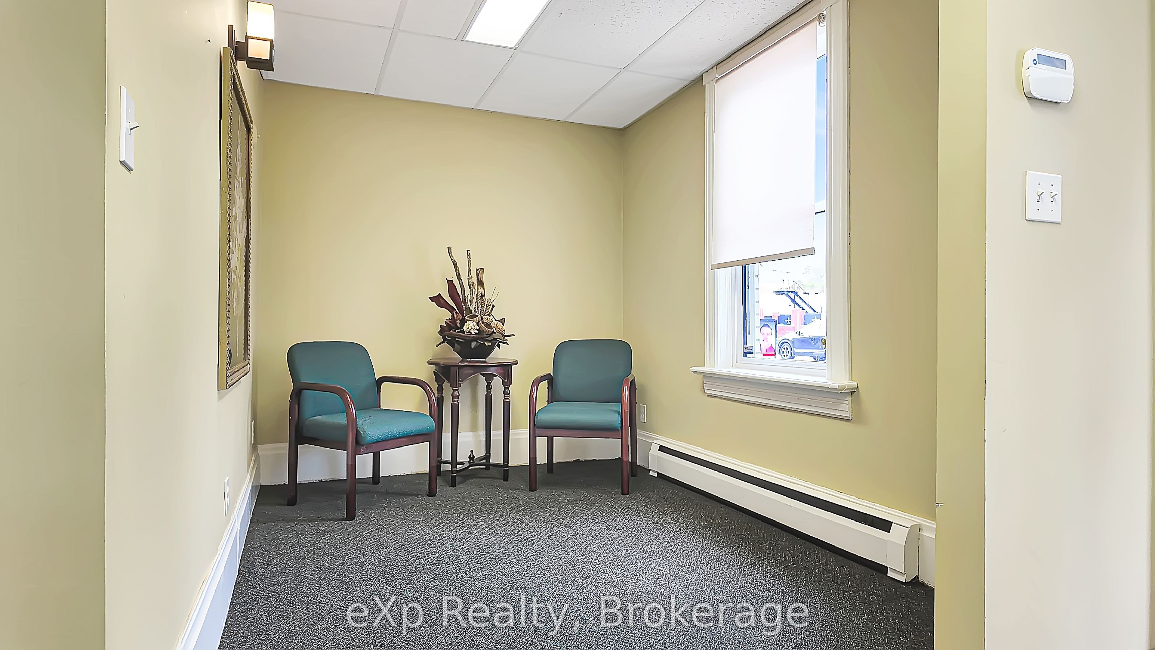 21 Grosvenor Street N Property Photo 6
