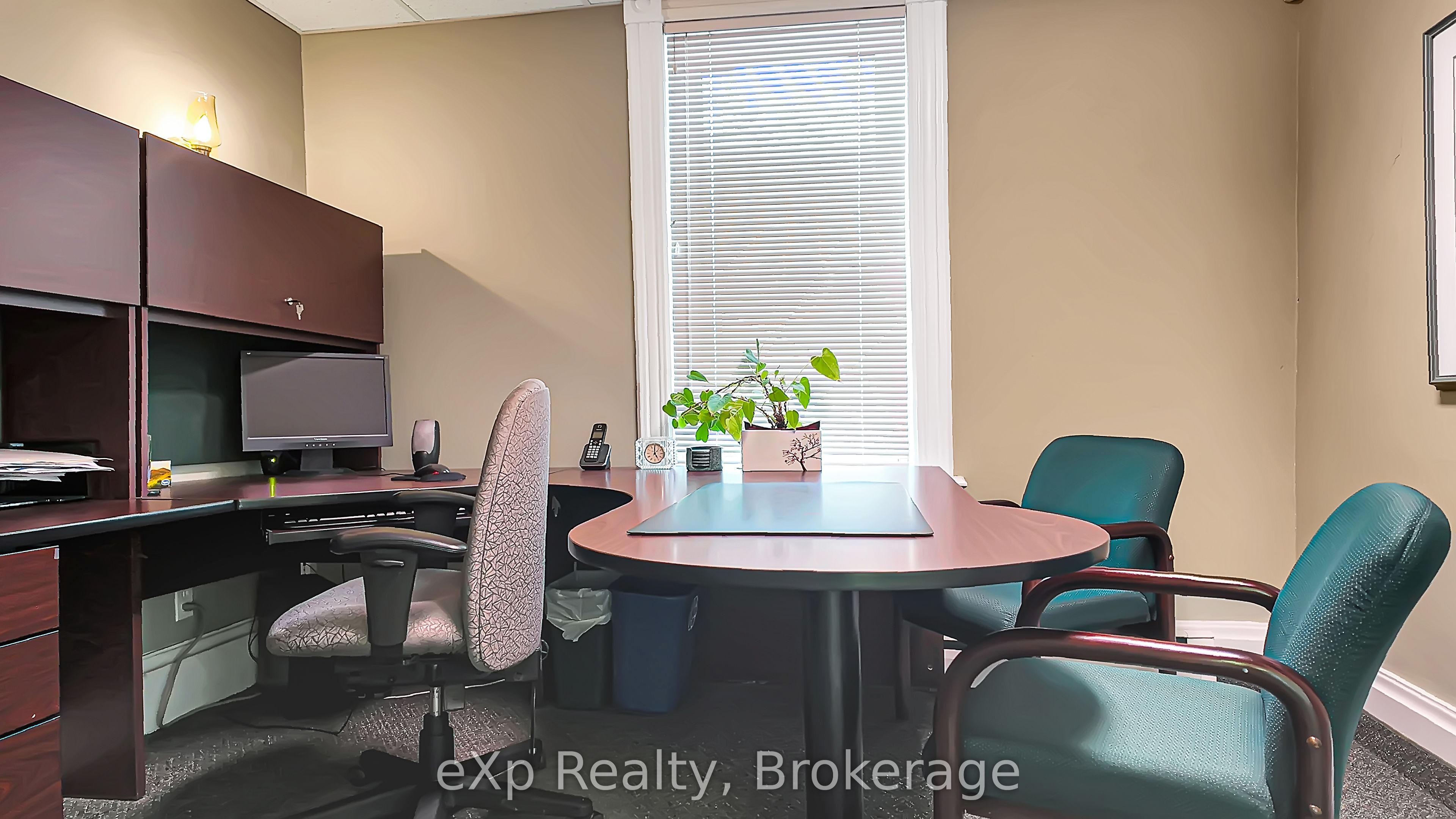 21 Grosvenor Street N Property Photo 7