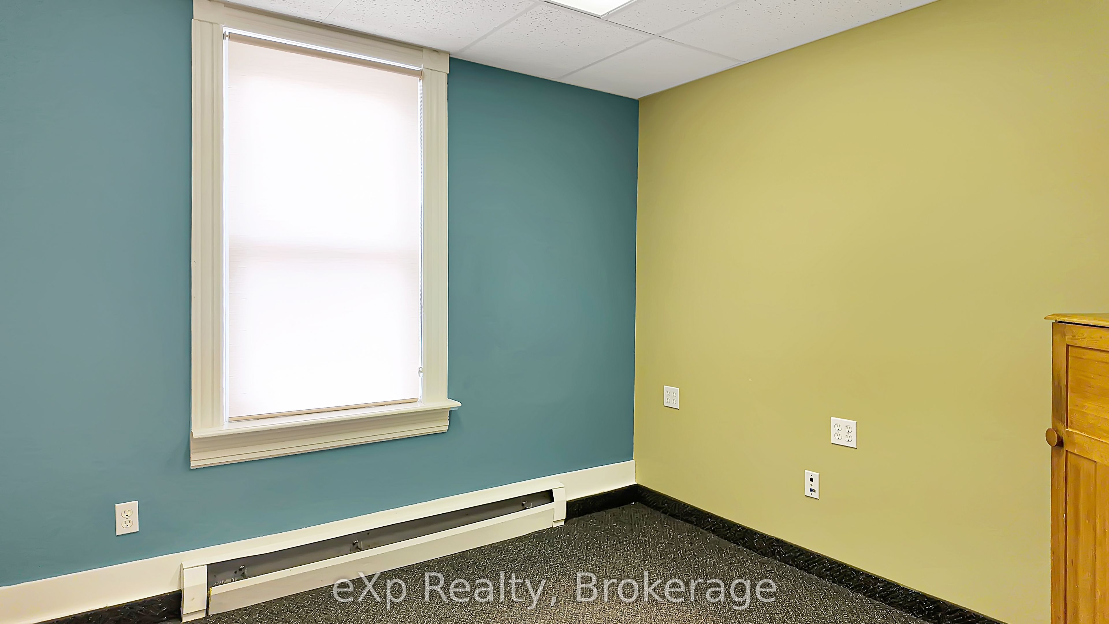 21 Grosvenor Street N Property Photo 9