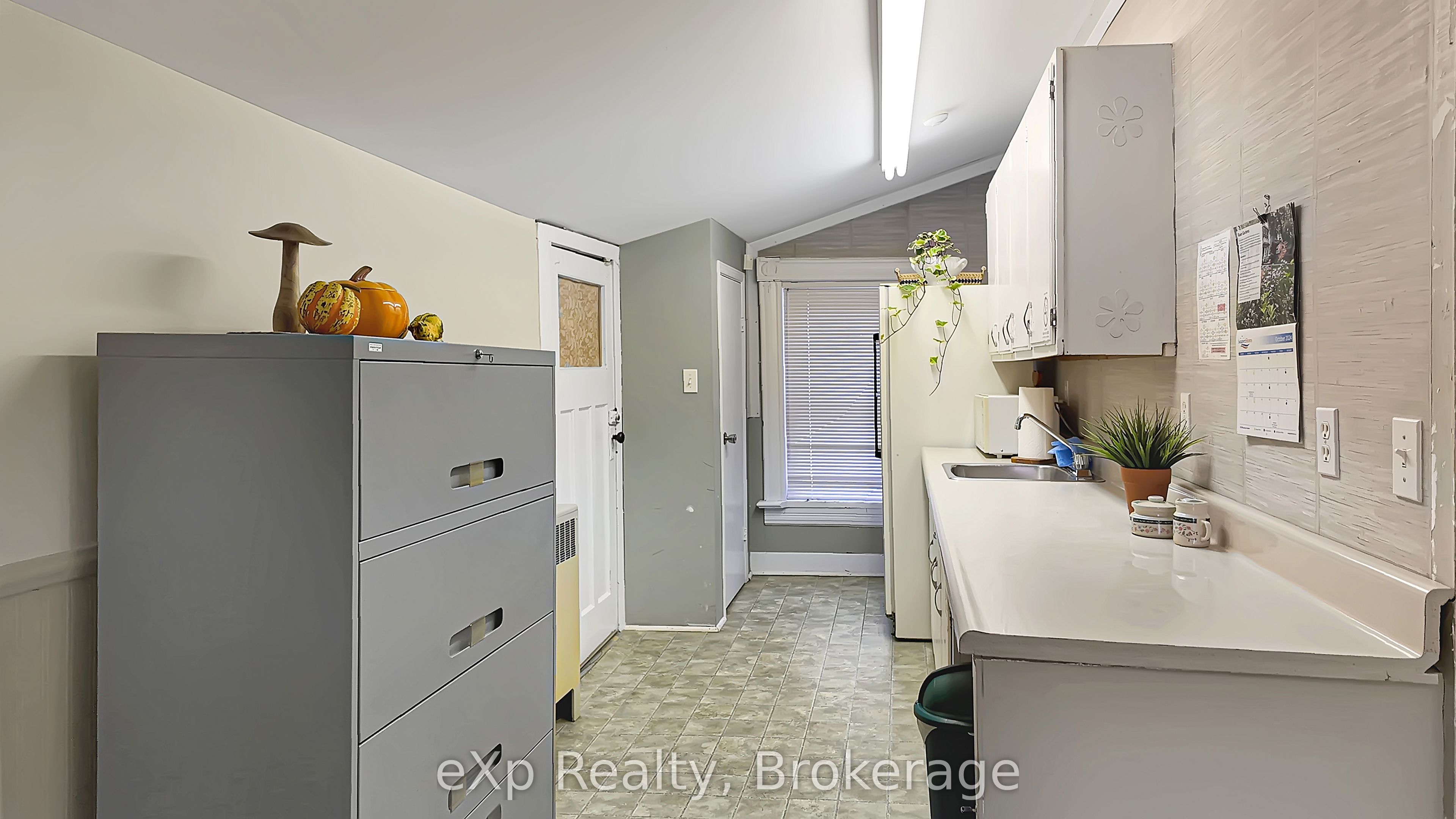 21 Grosvenor Street N Property Photo 11