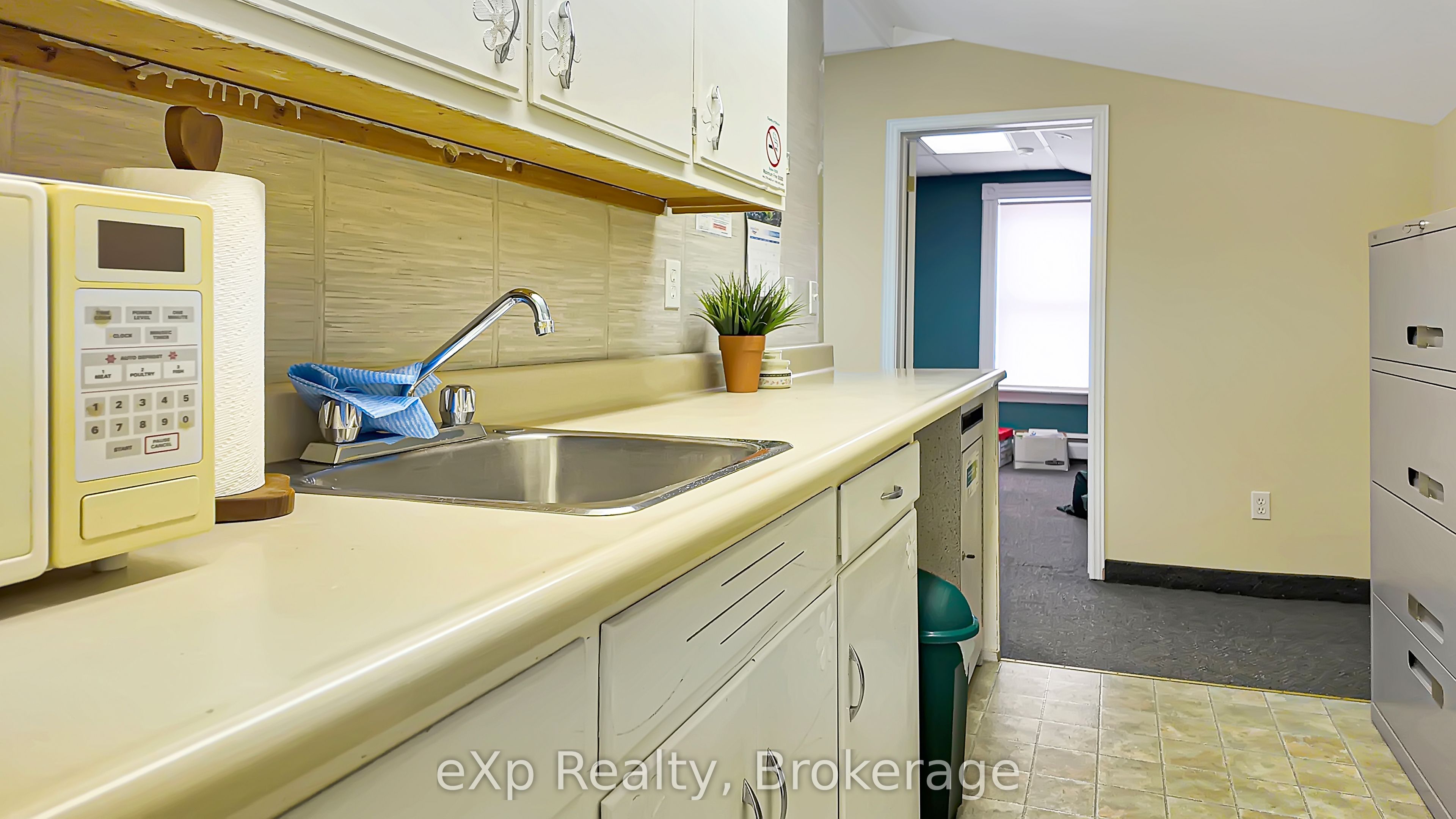 21 Grosvenor Street N Property Photo 12
