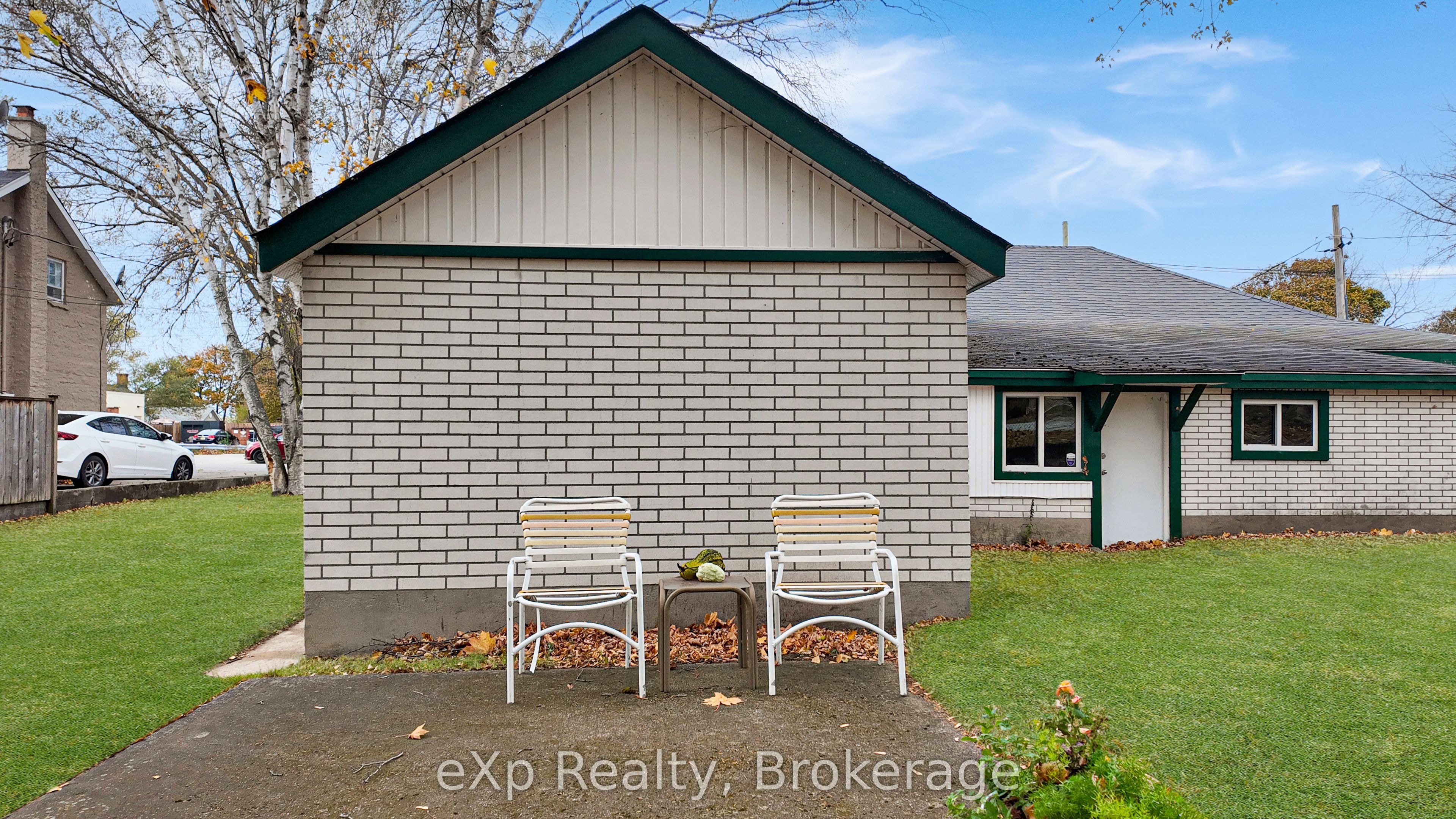 21 Grosvenor Street N Property Photo 18