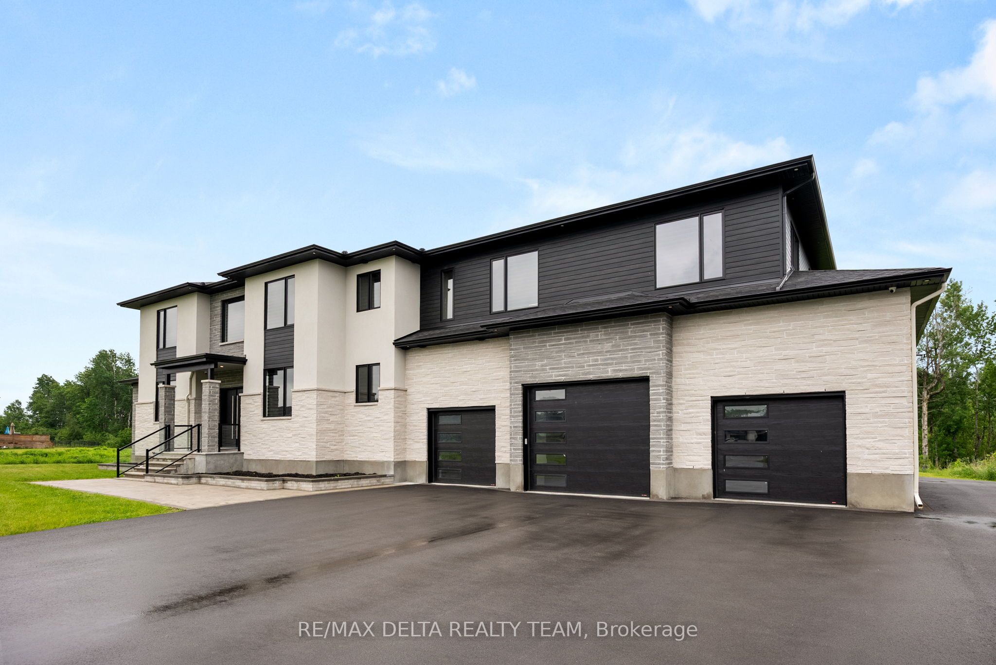 663 Ballycastle Crescent Property Photo 2