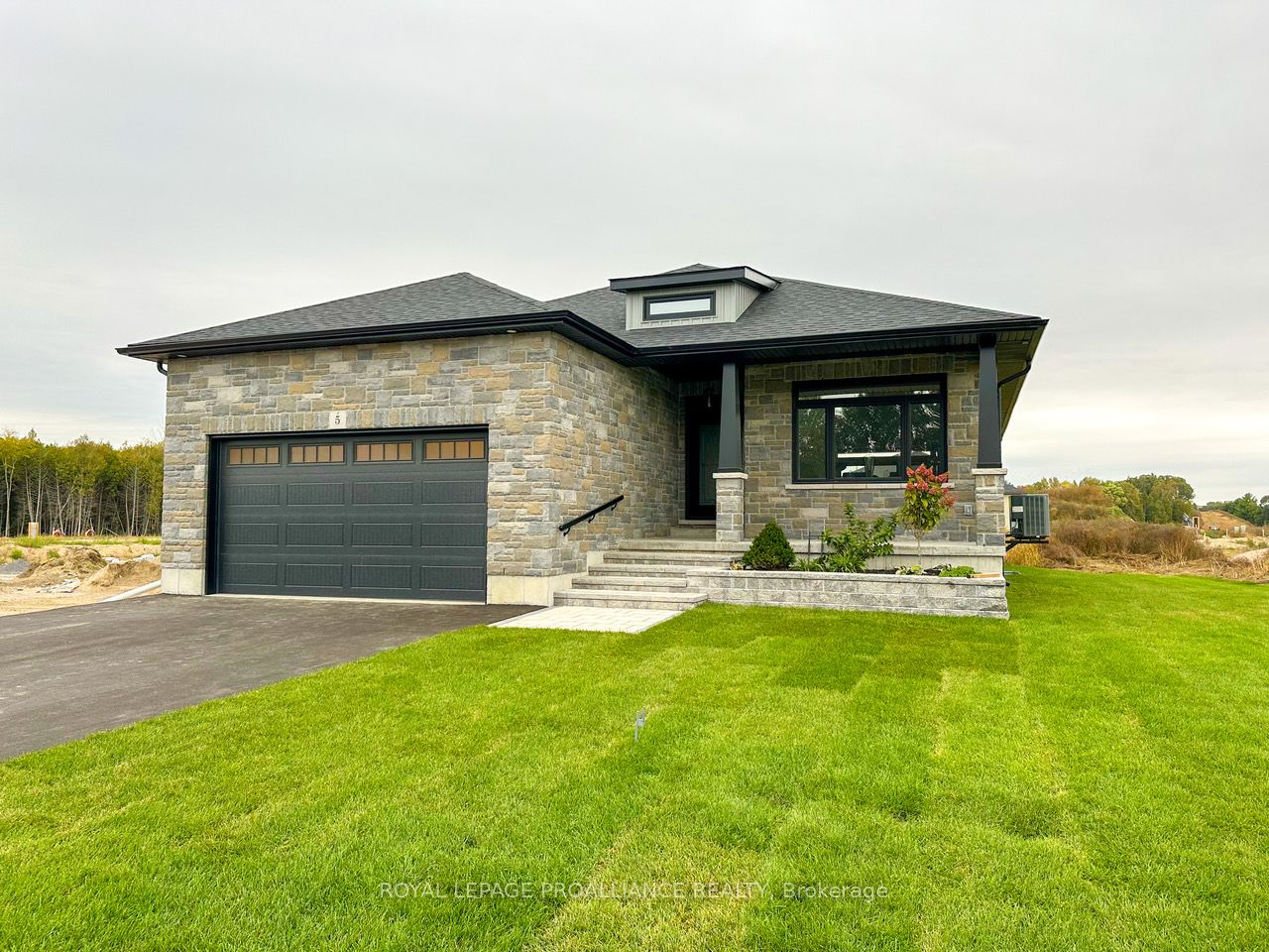 5 Mackenzie John Crescent Property Photo 1