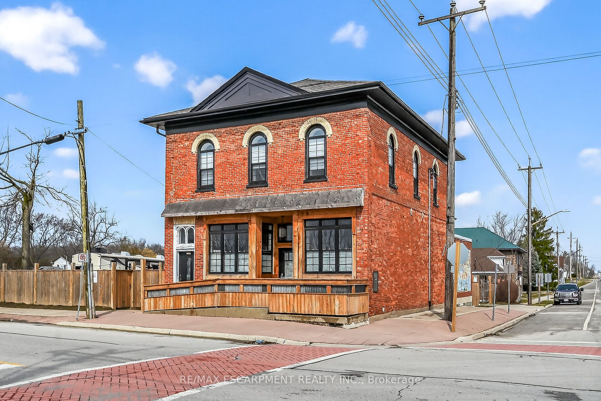 2 Main Street W Property Photo 1