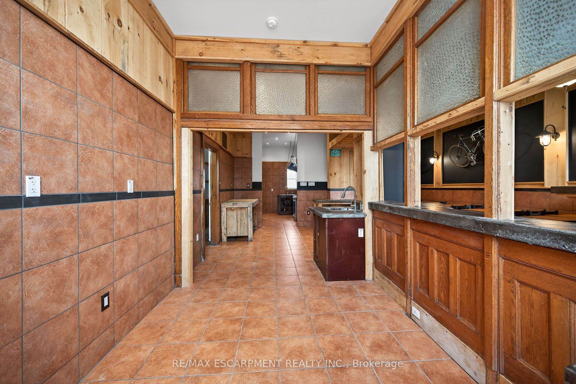 2 Main Street W Property Photo 4
