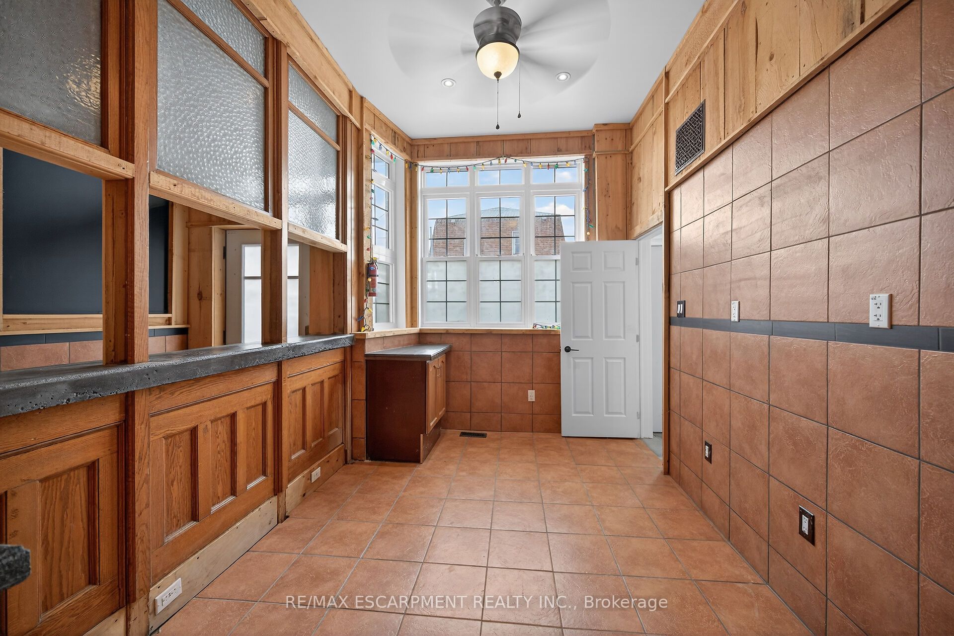 2 Main Street W Property Photo 5