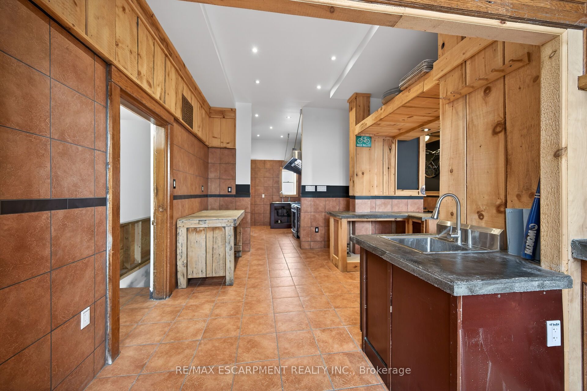 2 Main Street W Property Photo 6