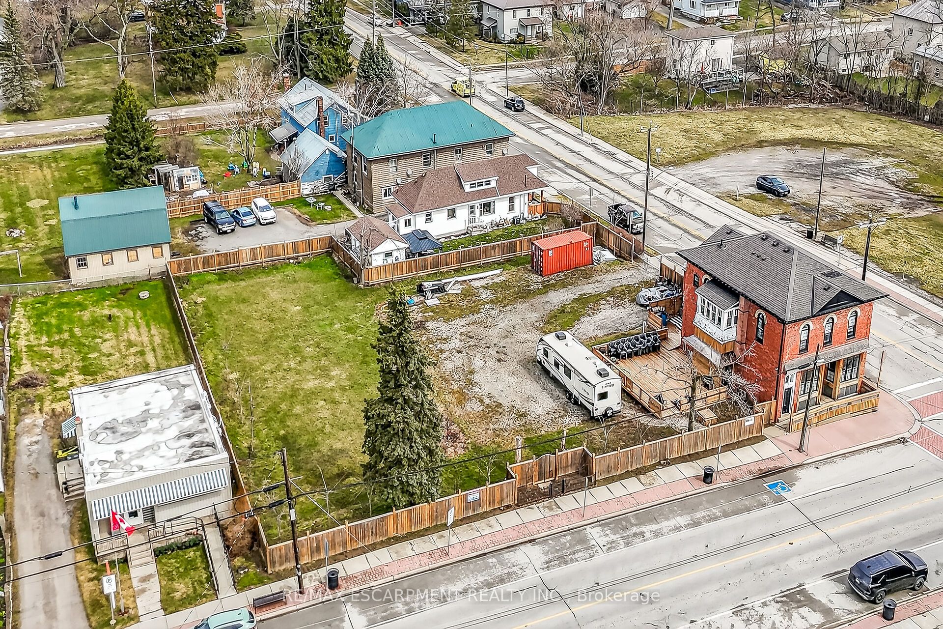 2 Main Street W Property Photo 45