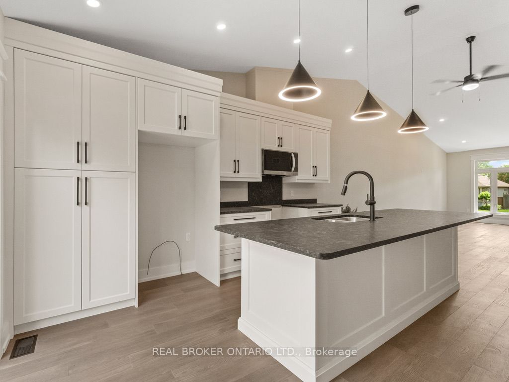 44 Topham Boulevard Property Photo 7