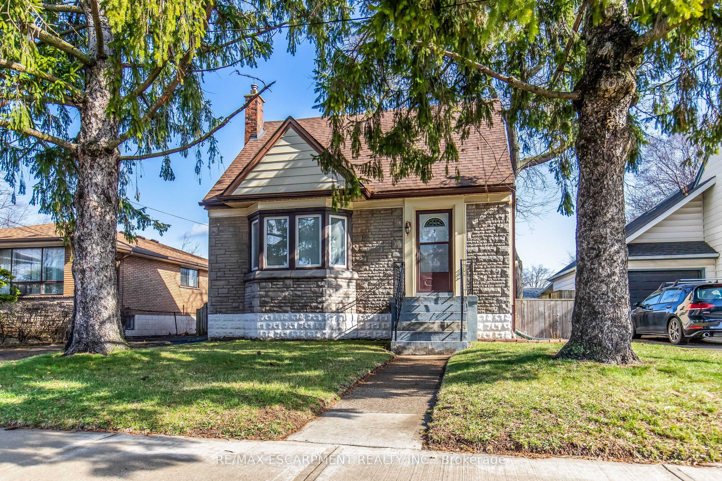 269 Queensdale Avenue E