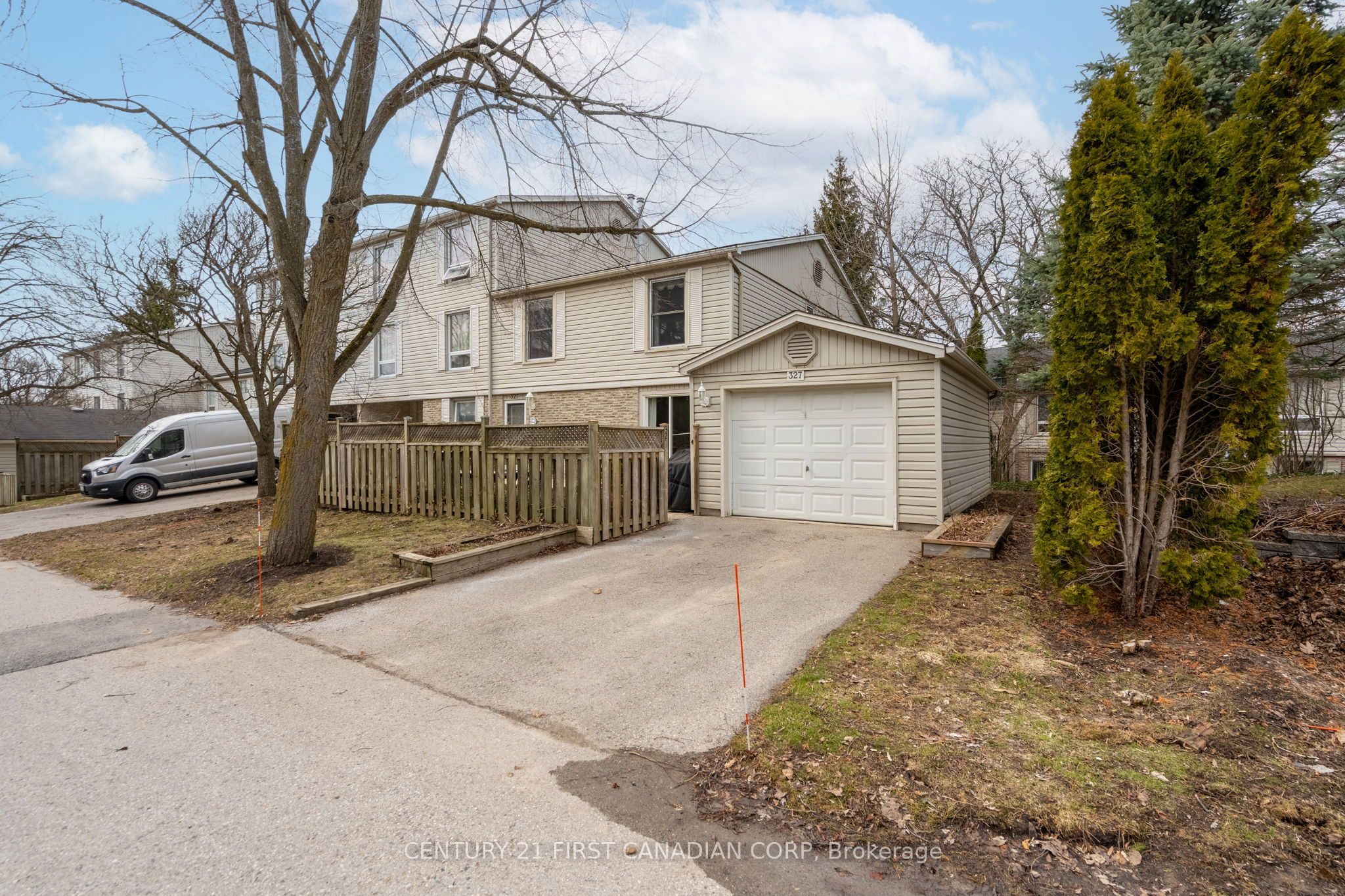 327 Everglade Crescent Property Photo 1