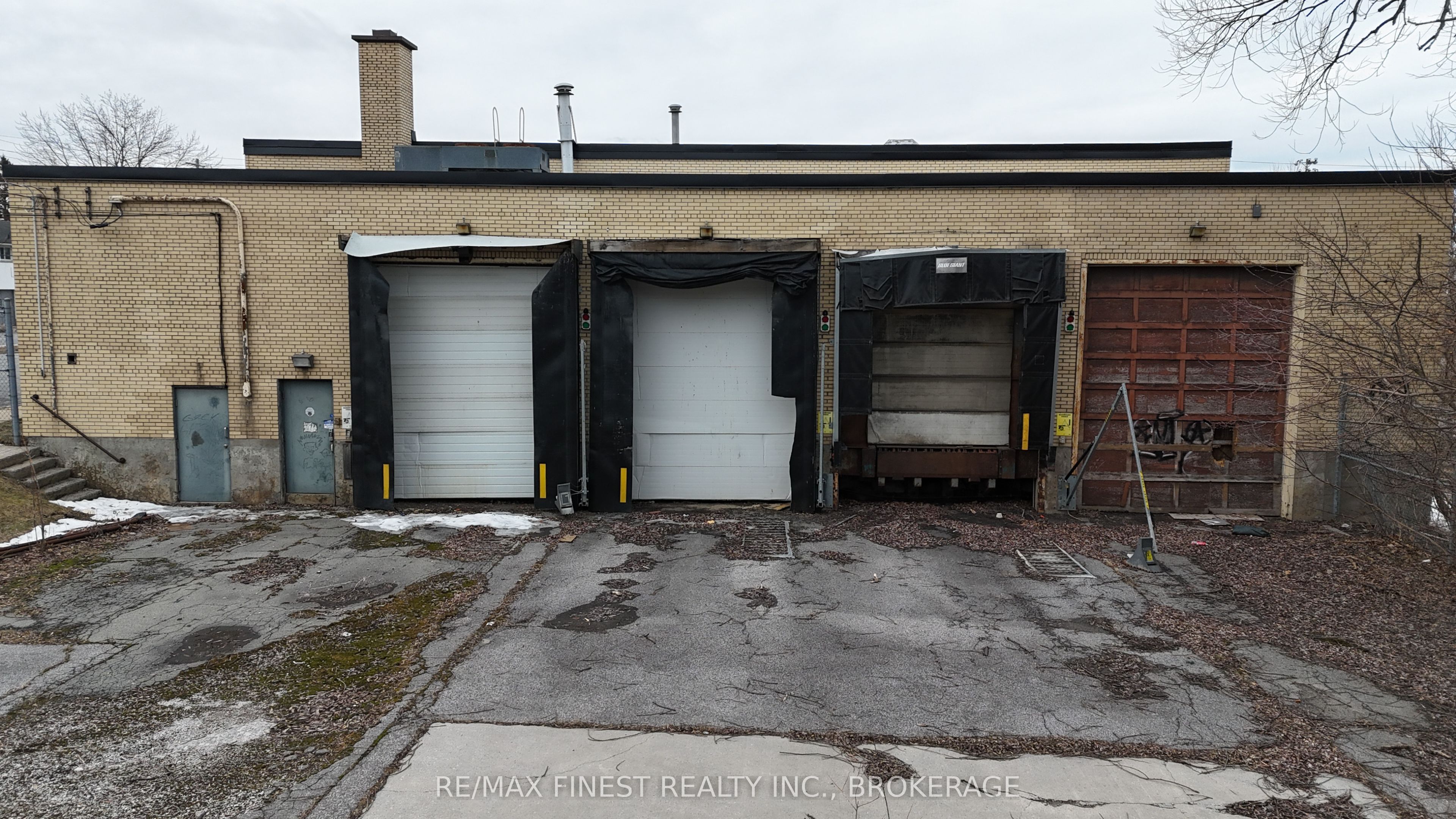 121 Cataraqui Street Property Photo 4