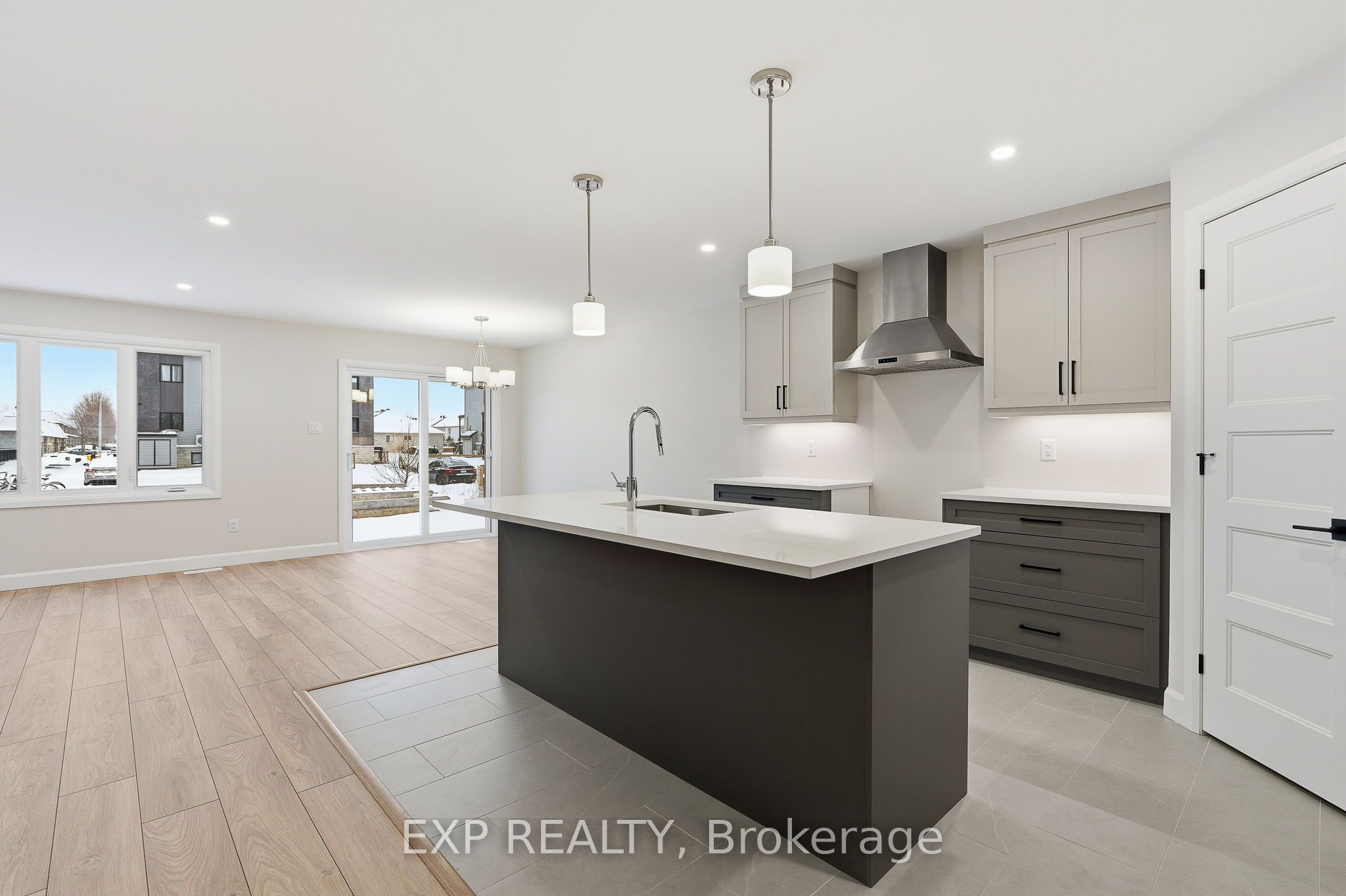 140 Elizabeth Crescent Property Photo 4