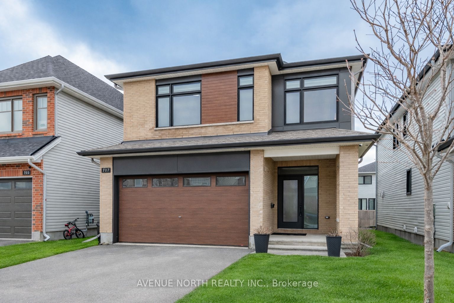 707 Moonflower Crescent Property Photo 1