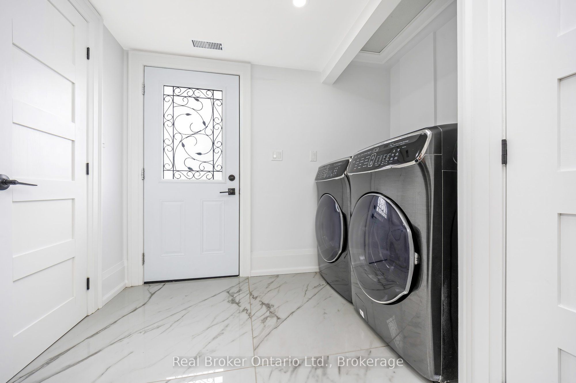 5938 Trafalgar Road Property Photo 8