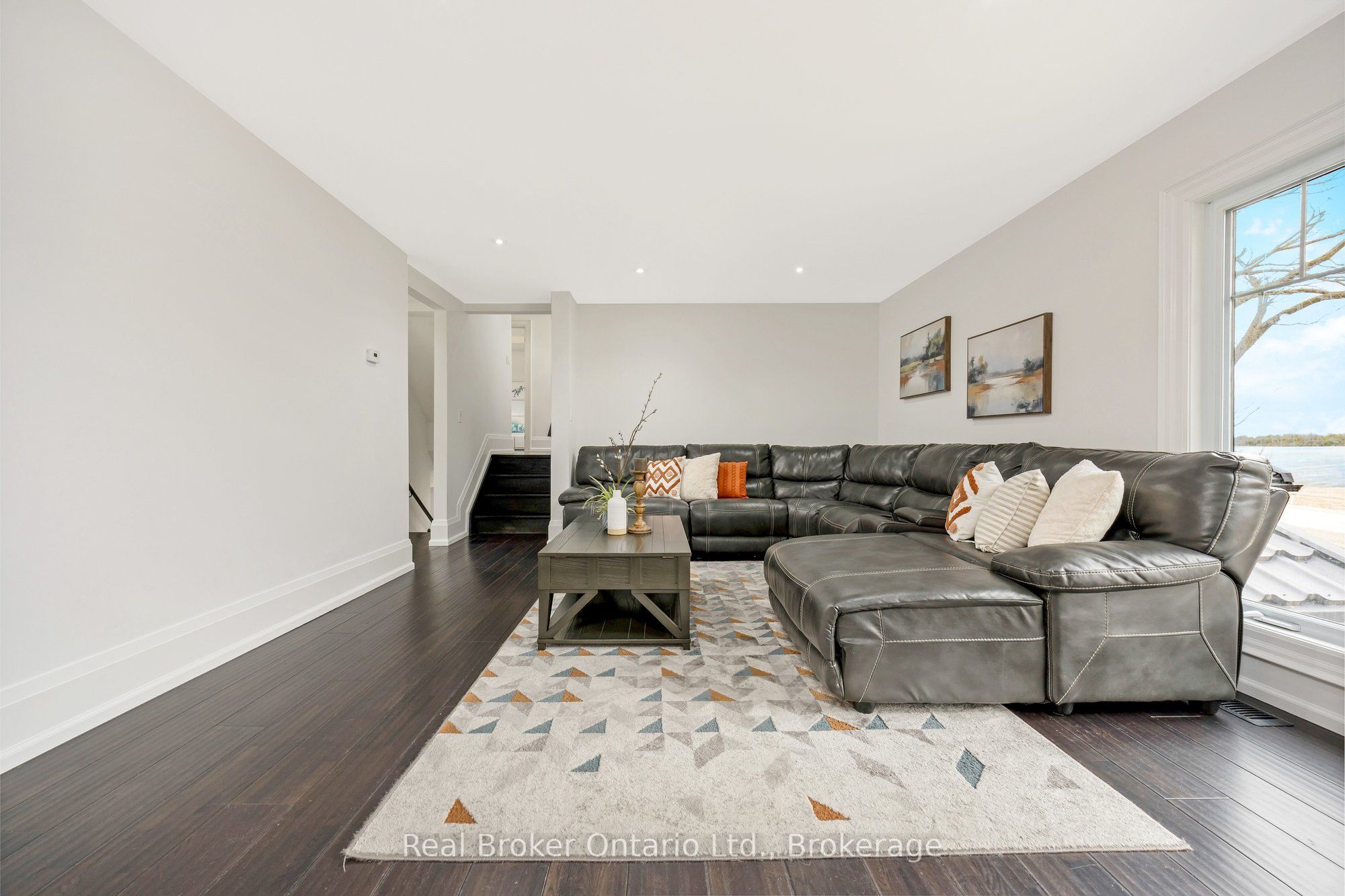 5938 Trafalgar Road Property Photo 15