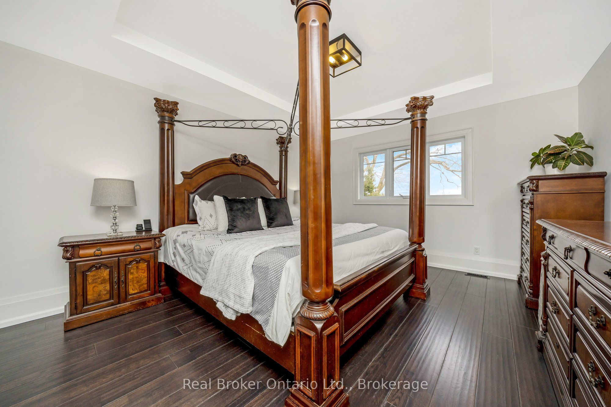 5938 Trafalgar Road Property Photo 24