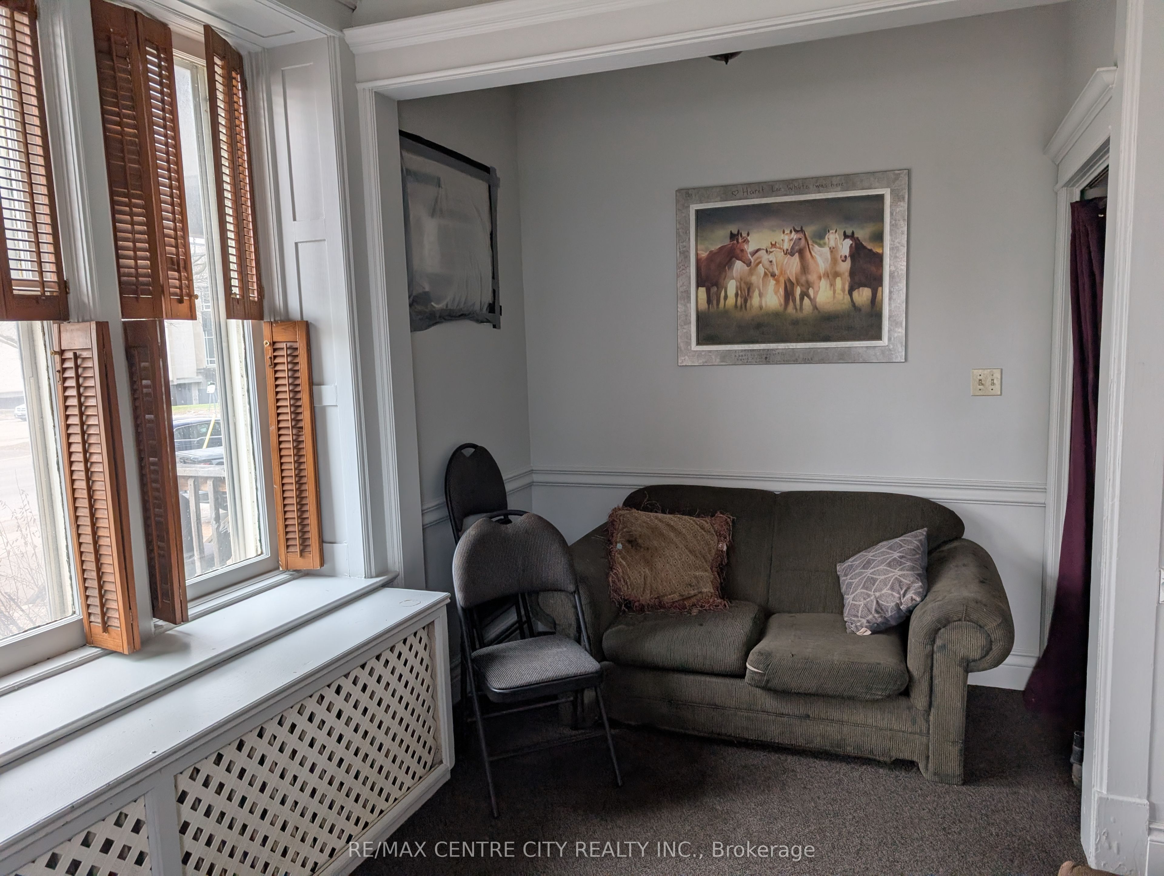 334 Queens Avenue Property Photo 3