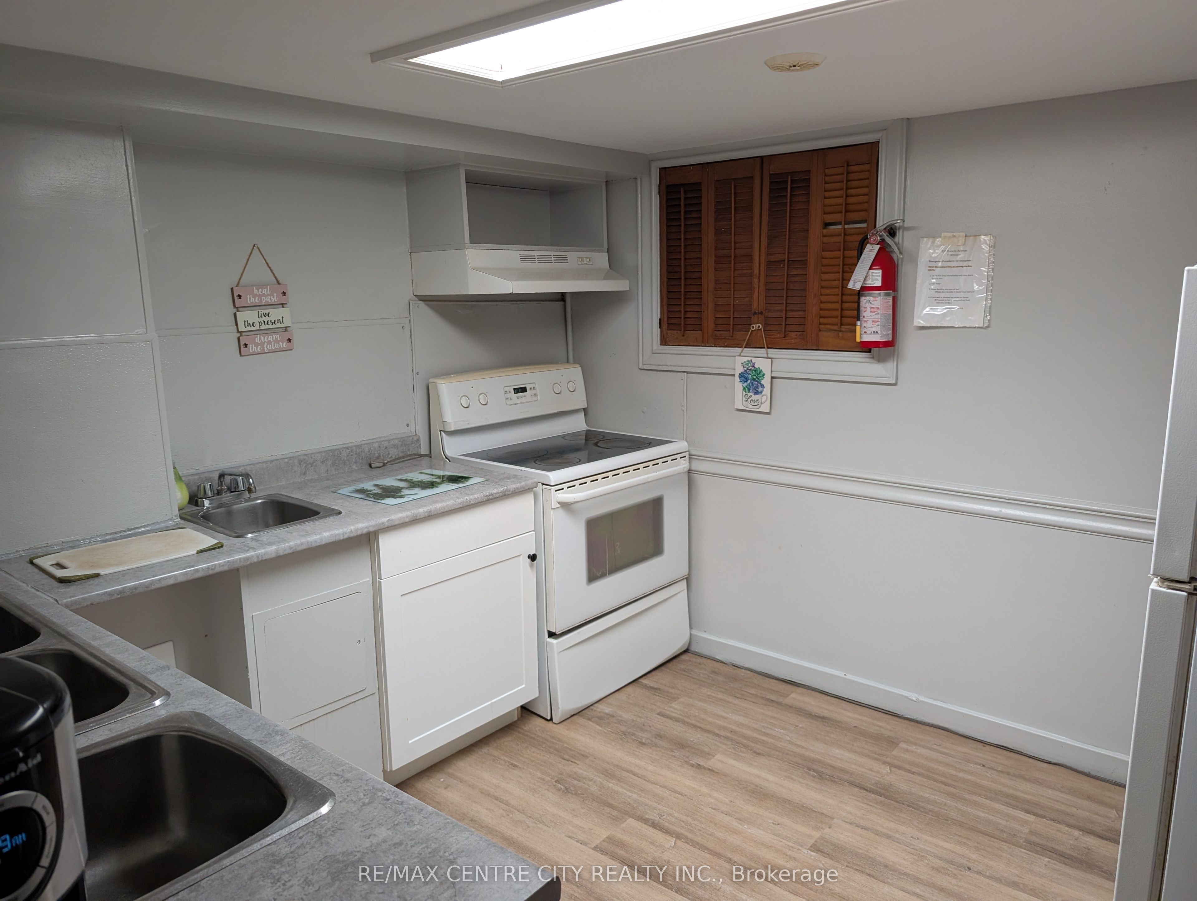 334 Queens Avenue Property Photo 4