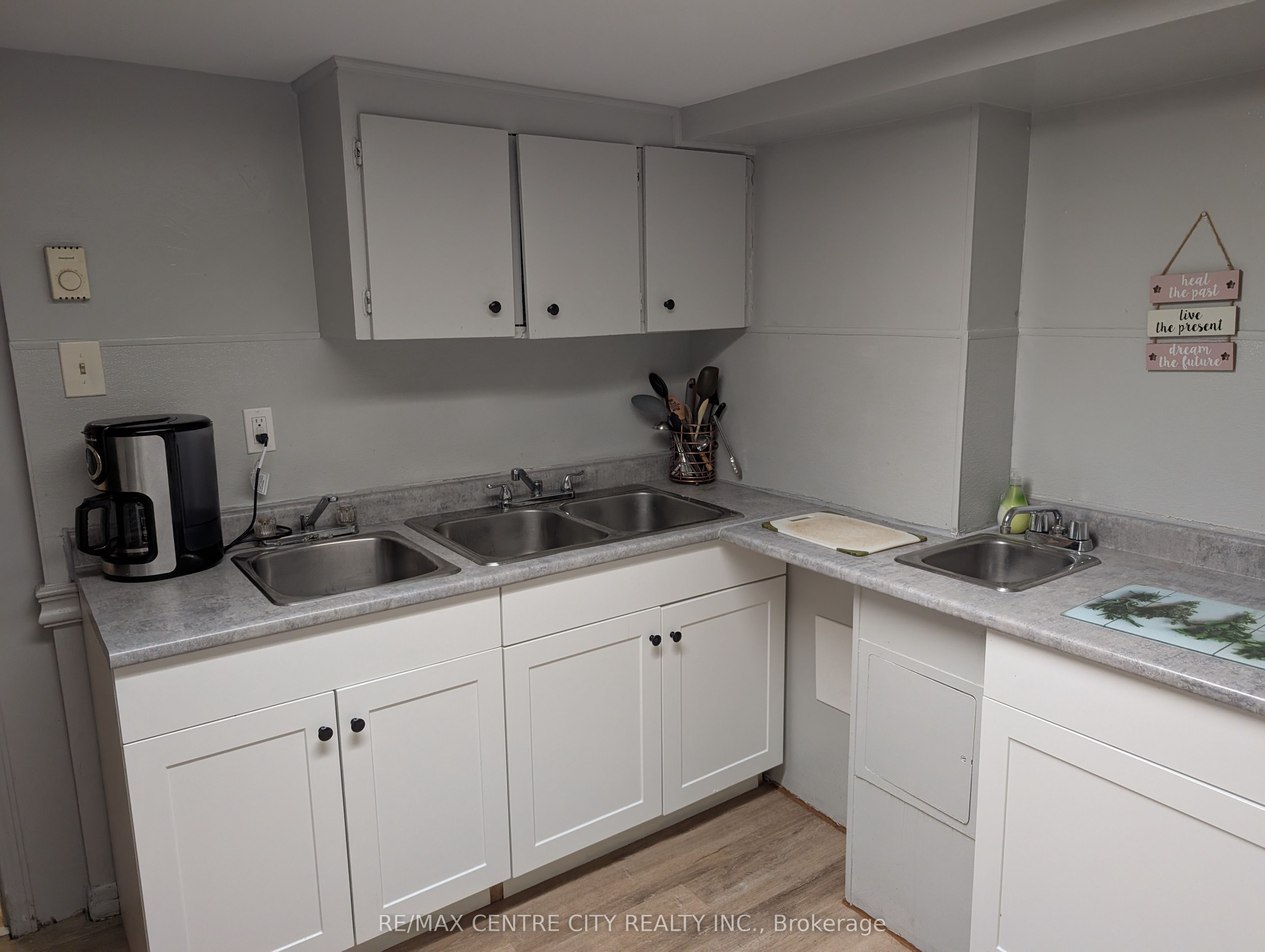 334 Queens Avenue Property Photo 5