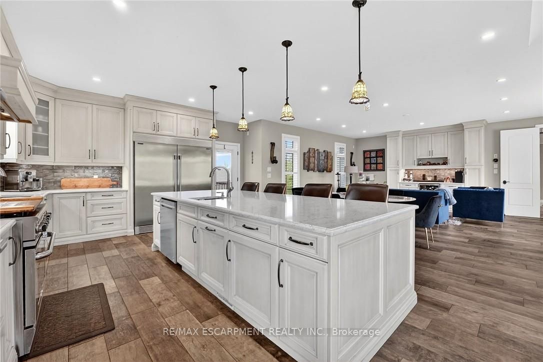 5499 Attema Crescent Property Photo 10